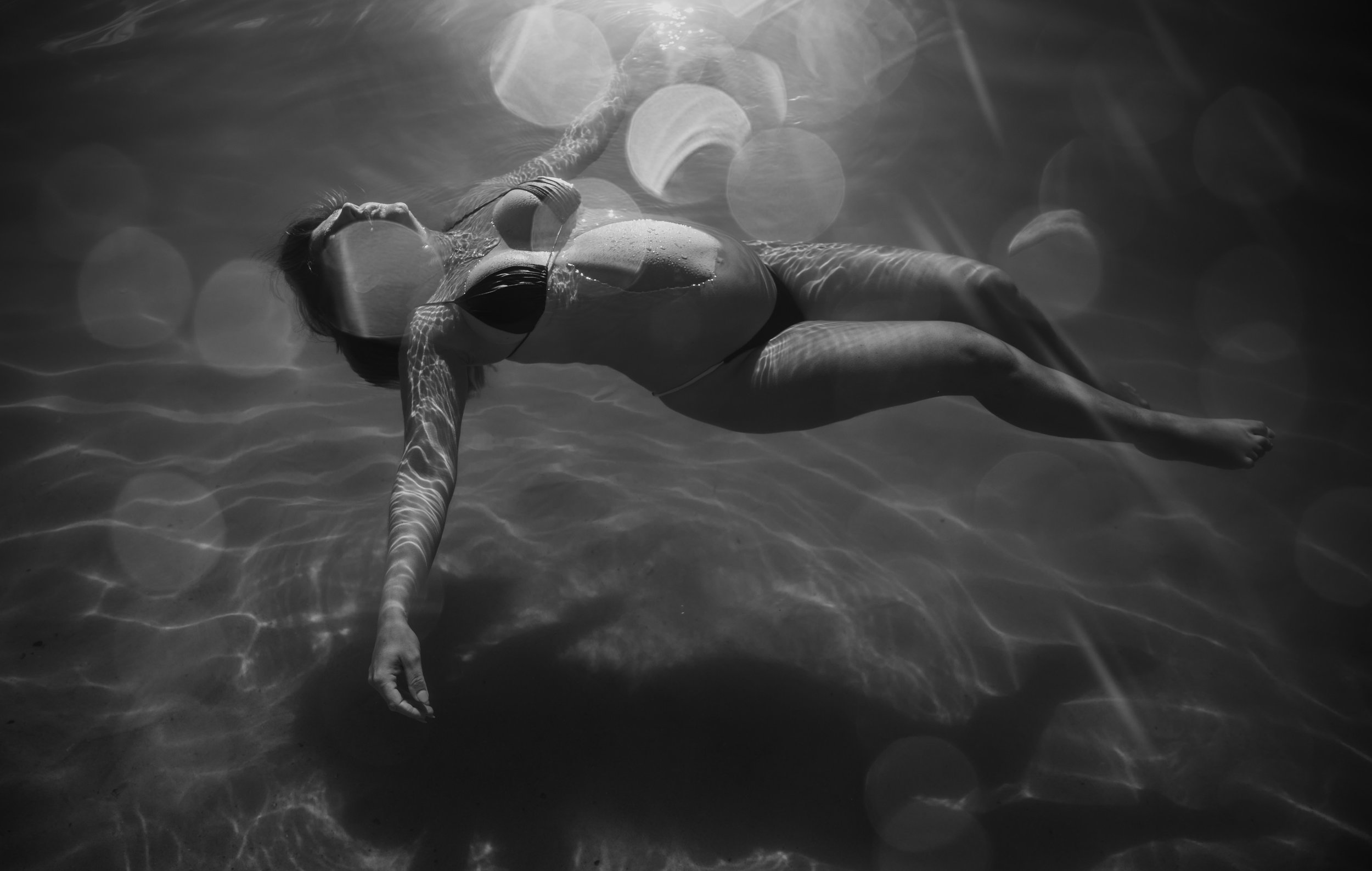 underwater-maternity-photographer-gold-coast-roshini-m-photography_1.jpg