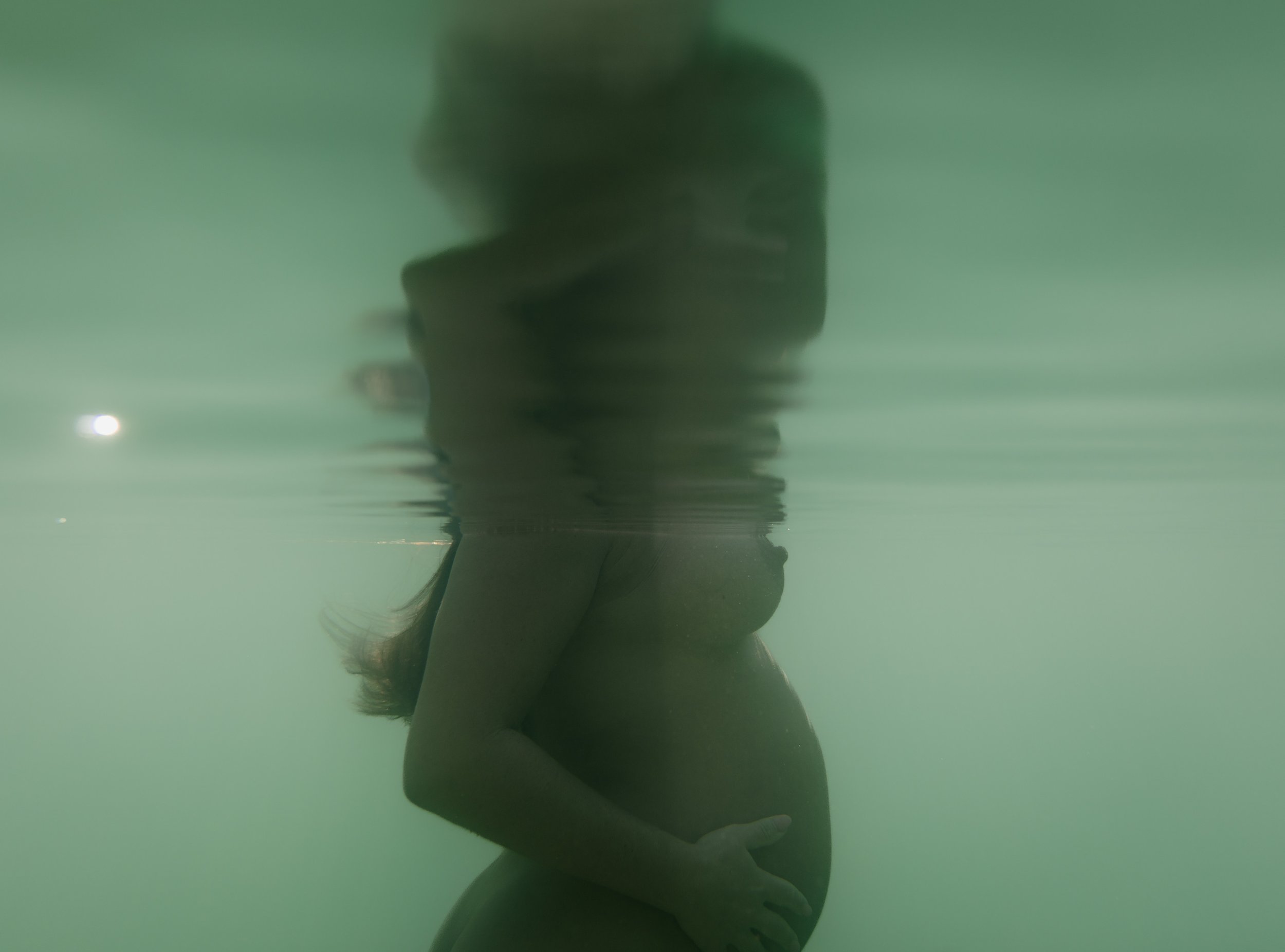 gold-coast-underwater-maternity-photographer-roshini-m-photography_6.jpg
