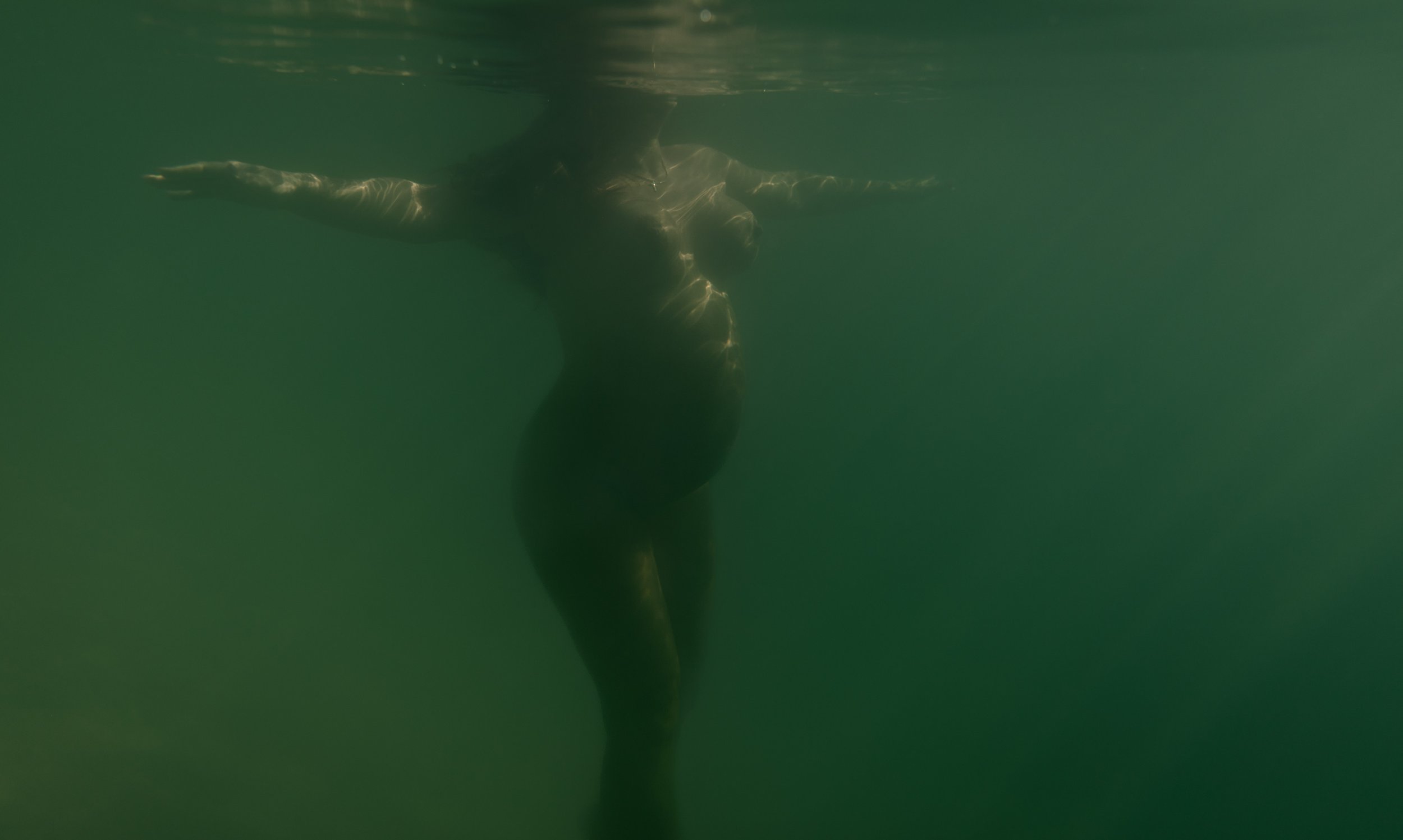 gold-coast-underwater-maternity-photographer-roshini-m-photography_7.jpg