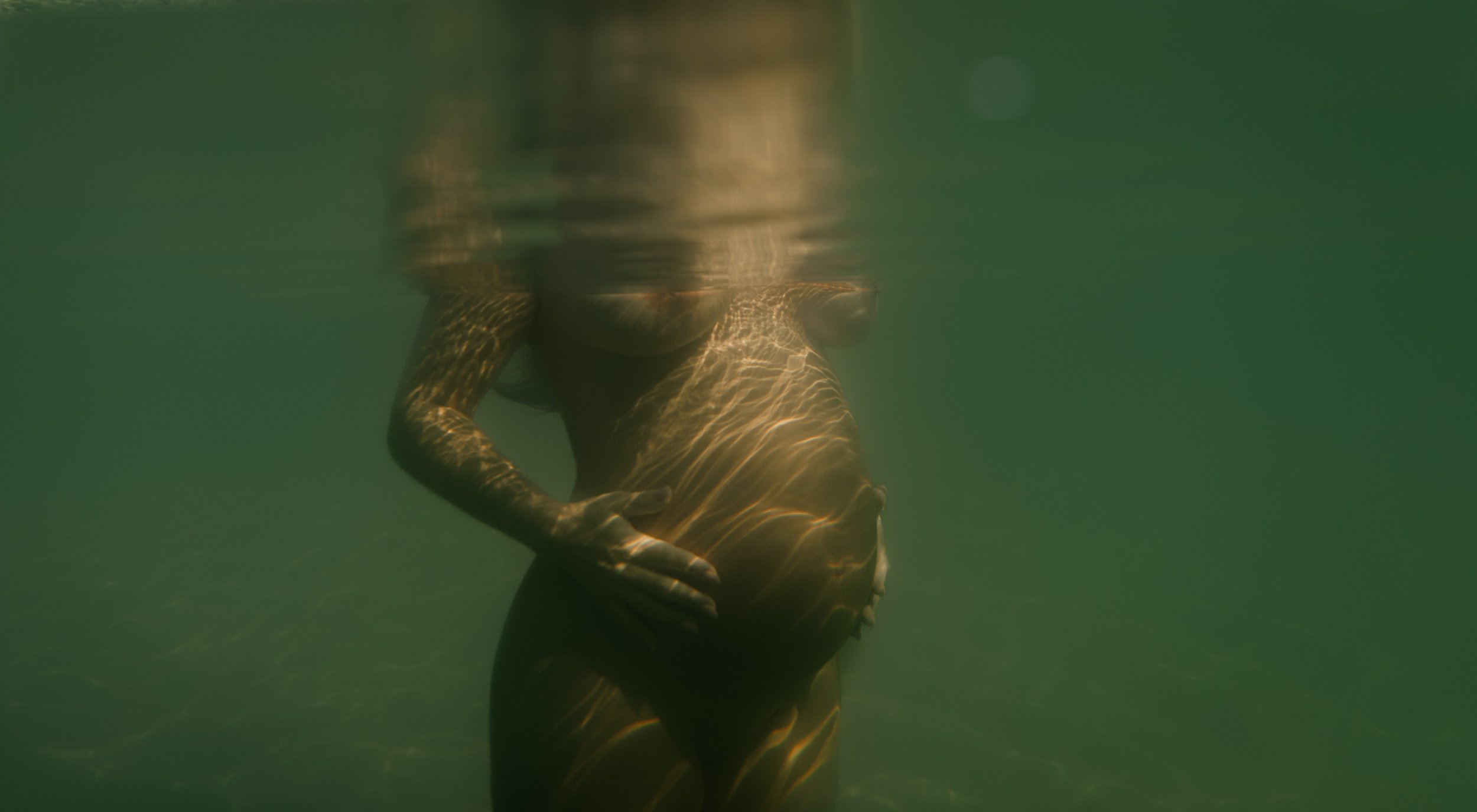 gold-coast-underwater-maternity-photographer-roshini-m-photography_9.jpg