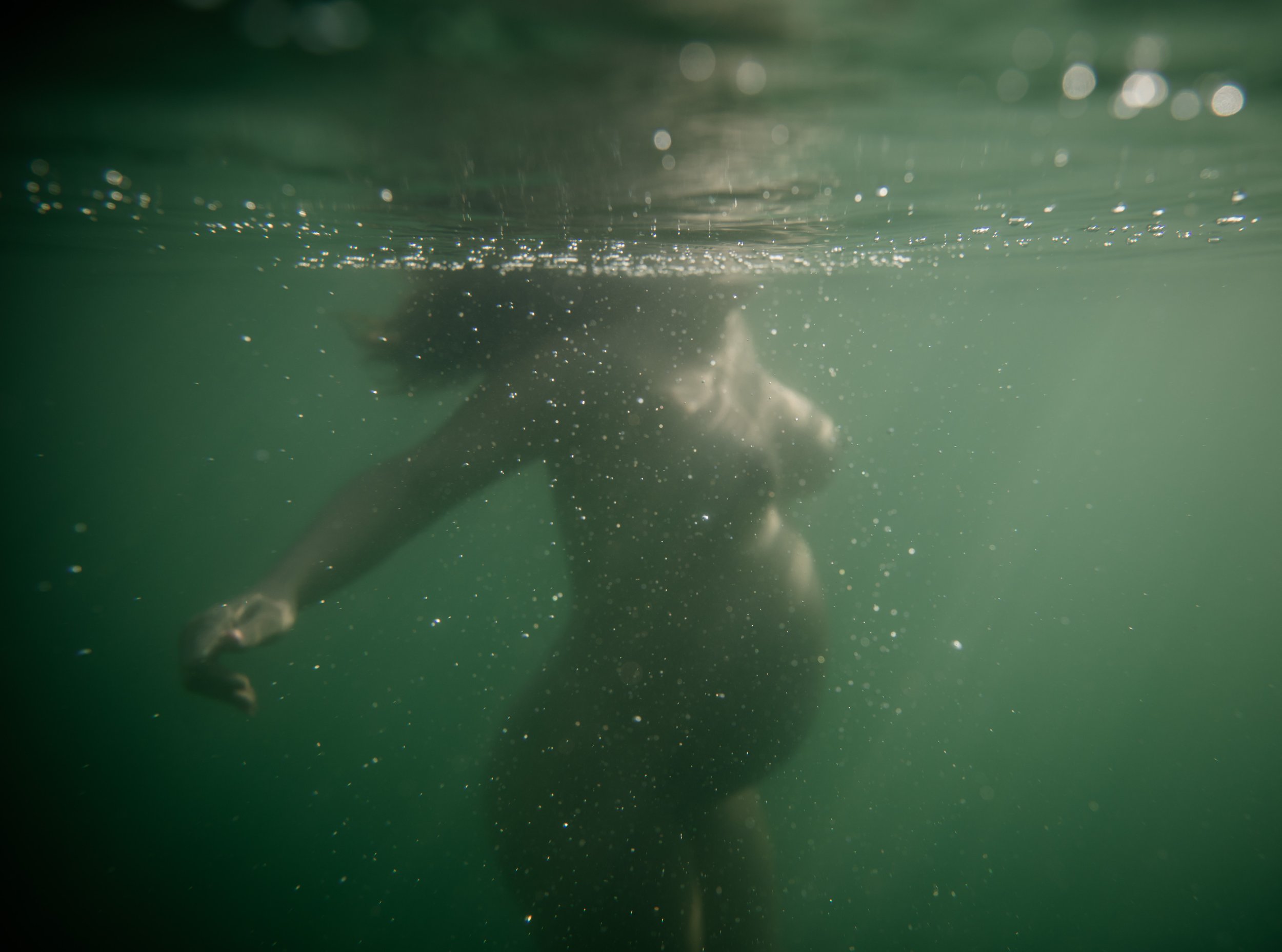 gold-coast-underwater-maternity-photographer-roshini-m-photography_10.jpg