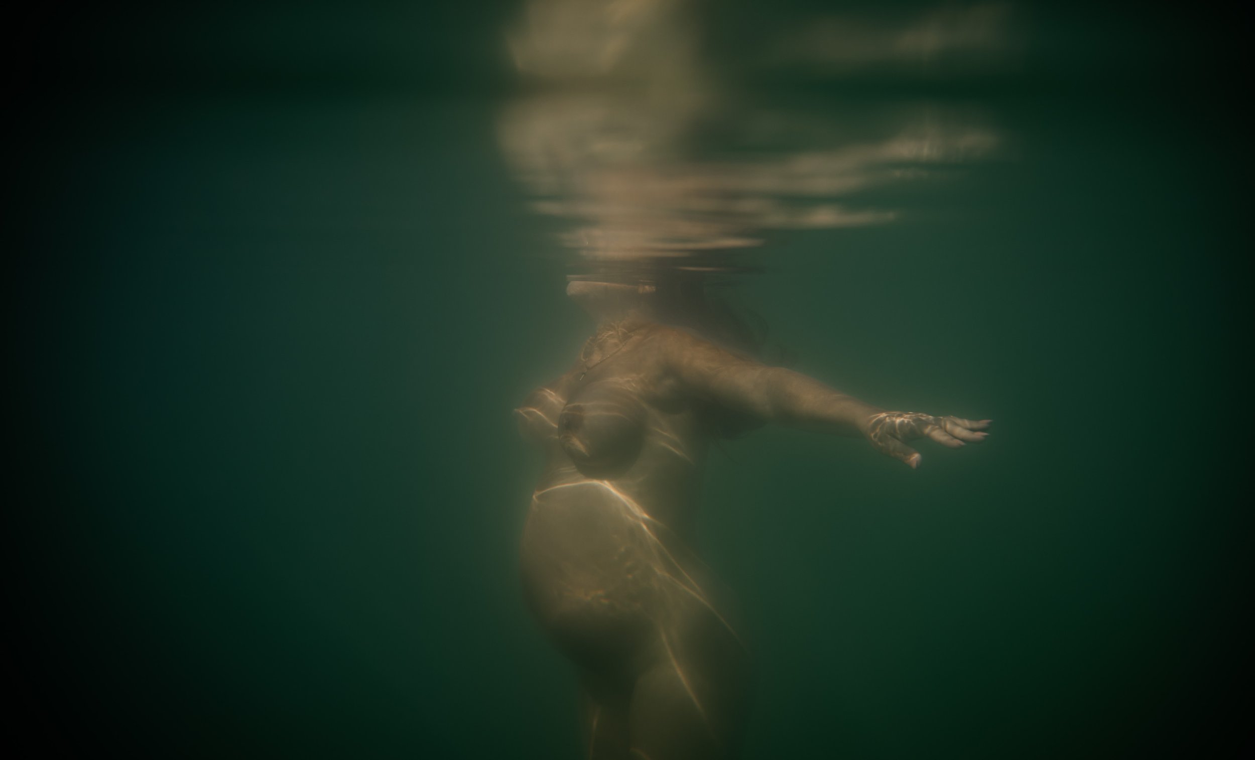 gold-coast-underwater-maternity-photographer-roshini-m-photography_11.jpg