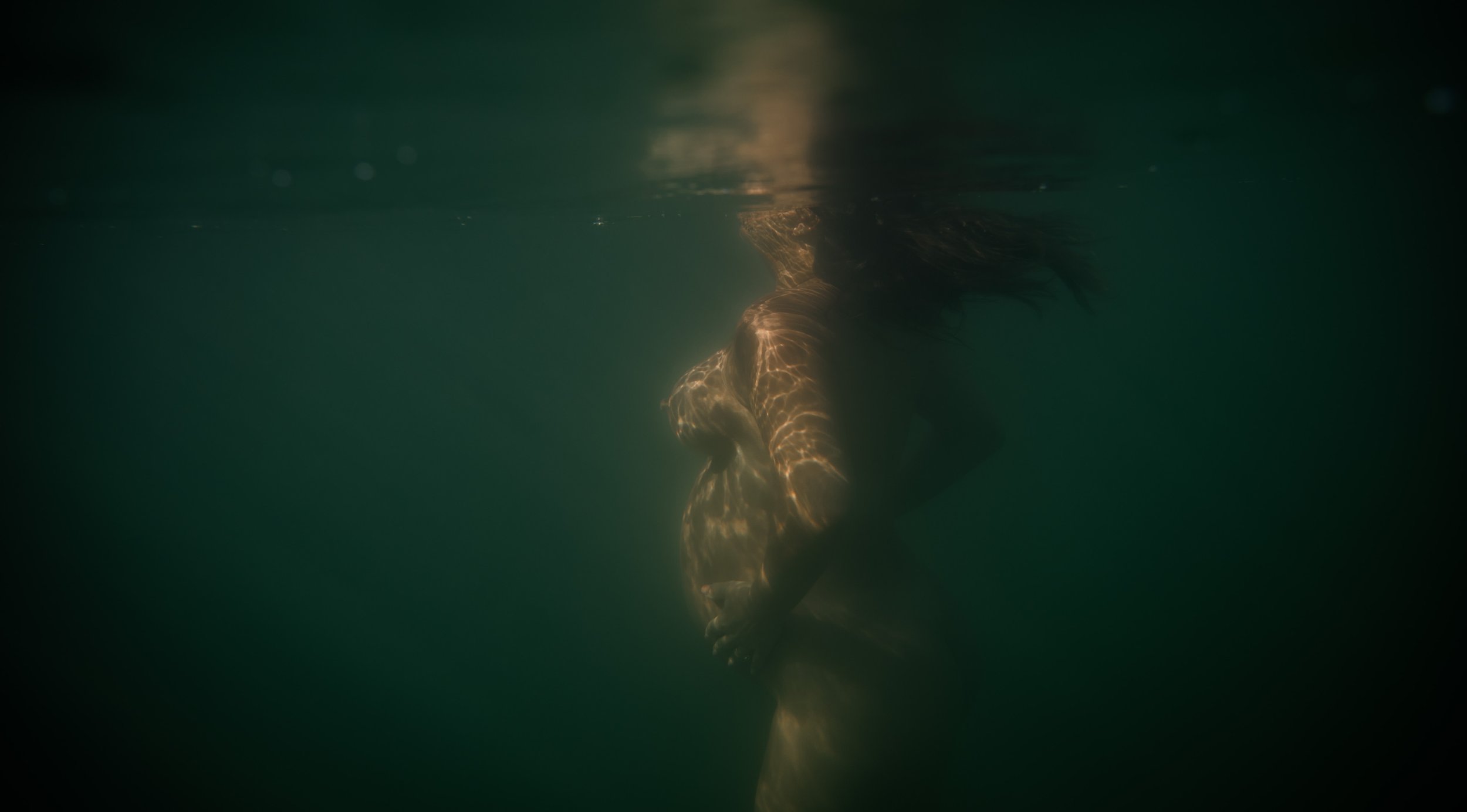 gold-coast-underwater-maternity-photographer-roshini-m-photography_12.jpg