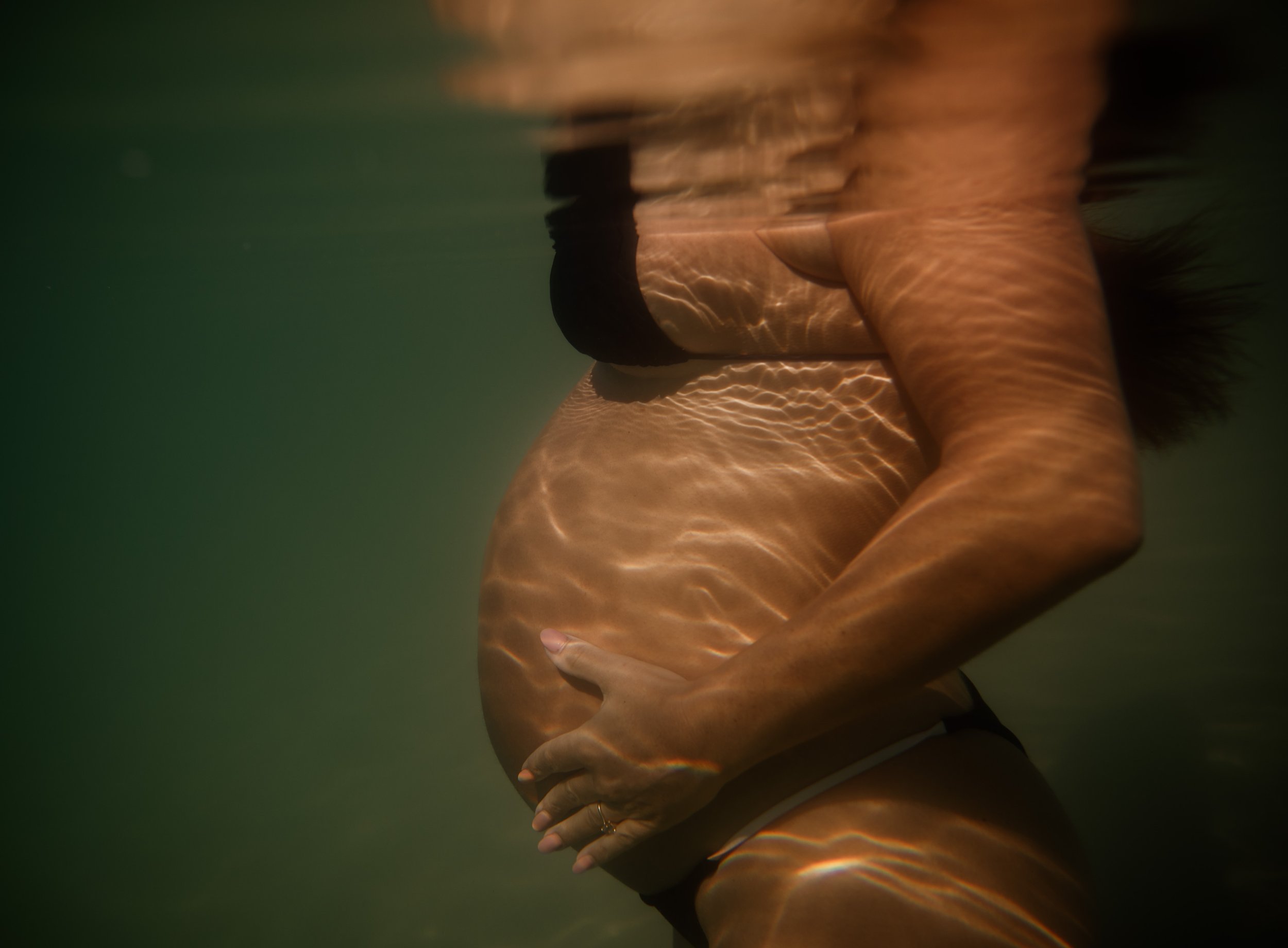 gold-coast-underwater-maternity-photographer-roshini-m-photography_14.jpg