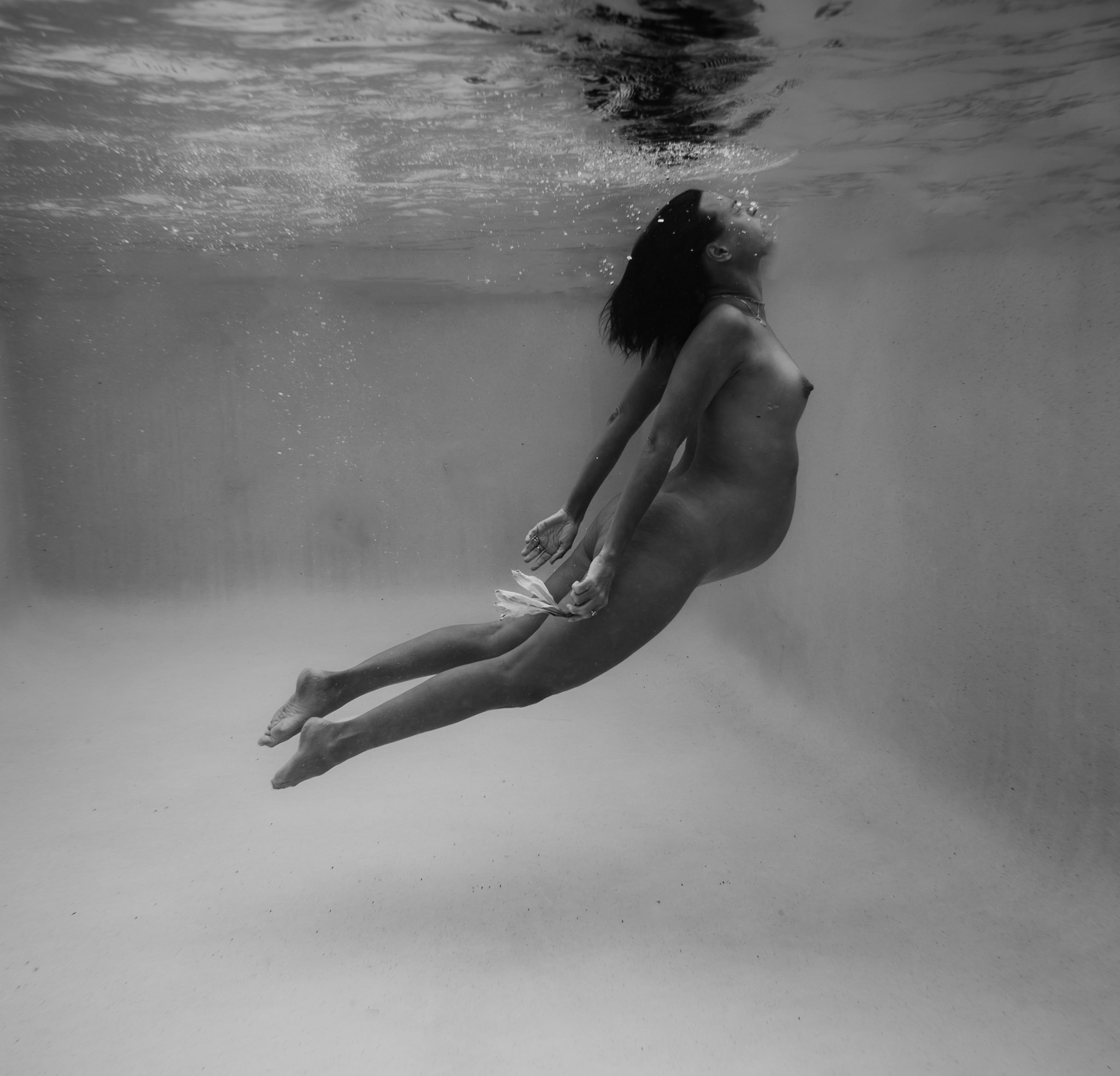 byronbay-maternity-underwater-photographer-roshini-m-phototography--53.jpg