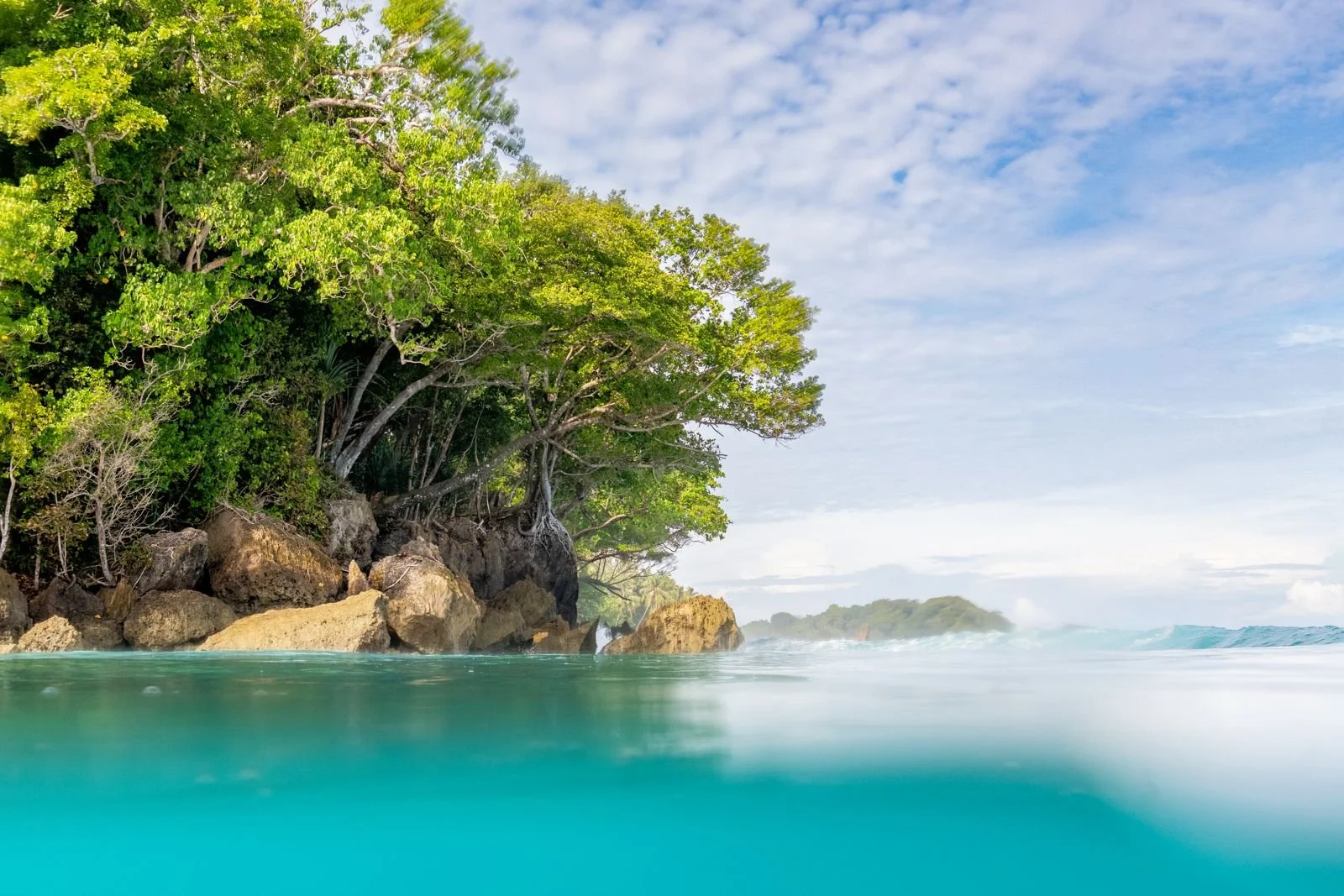Jurassic, picture perfect!

Booking now for 2026 &rarr; www.telobeachhouse.com
 📸 @byronwaves

#telobeachhouse #teloislands #tropicalisland #surftrip2026 #indosurf #islandlife #teloisland