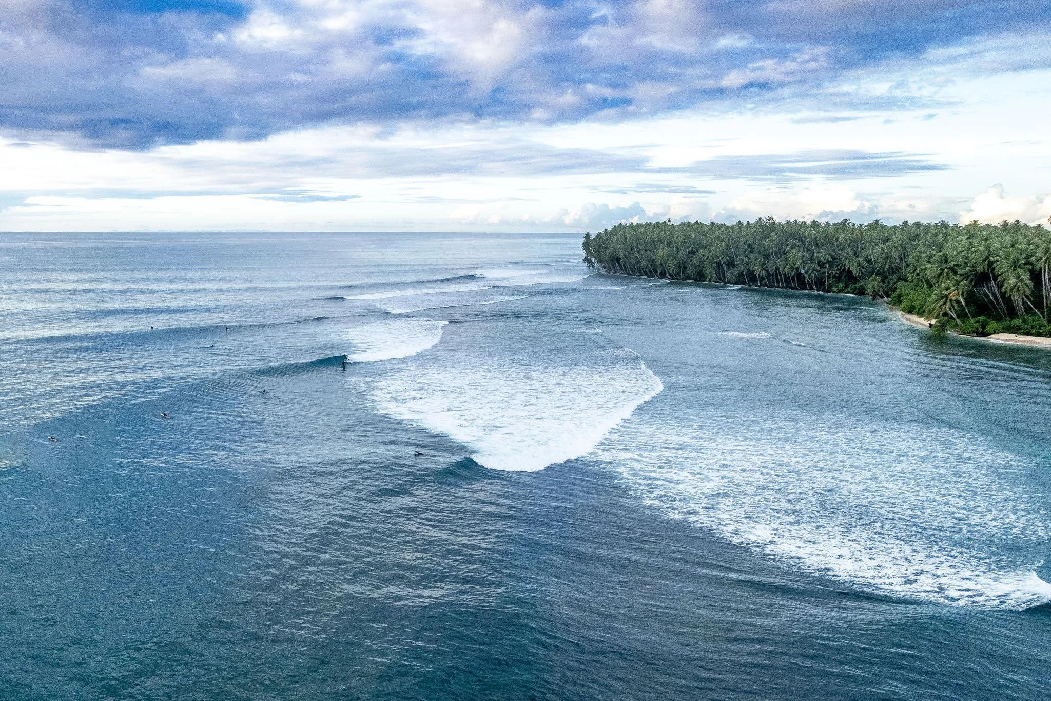 Dreamy times in the Telo.

Telo Beach House 2026 bookings are open &mdash; secure your spot now at www.telobeachhouse.com 

#telobeachhouse #sunsetvibes #teloislands #tropicalsunset #surftrip2026 #indosurf #islandlife #eveningmagic