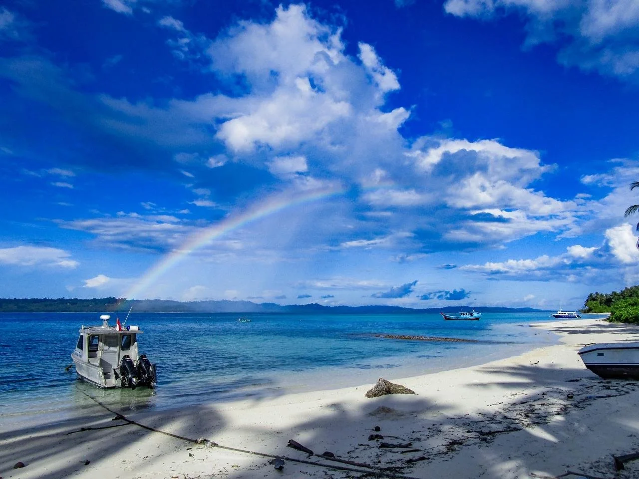 The Monaro is our 7.5m half cabin aluminium speed boat ready to take you on your daily surfing adventure.

With twin 140hp Suzukis there&rsquo;s power to burn to get you to the breaks as quickly as possible. Fully maintained by Sooly, safety and reli