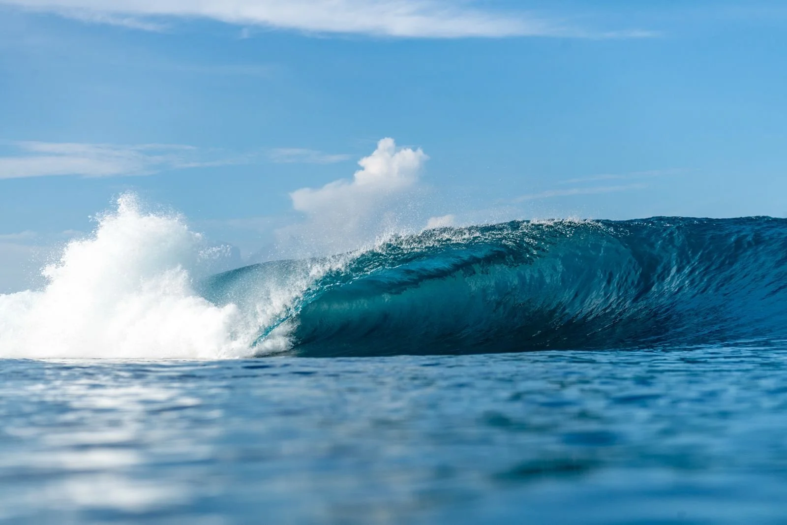 Empty Barrels in the Telo&rsquo;s, tag a mate who would have a crack!

Visit www.telobeachhouse.com to secure your spot.

Pic @byronwaves

#TeloBeachHouse #TeloIslands #SurfTrip2026 #UncrowdedWaves #TropicalEscape