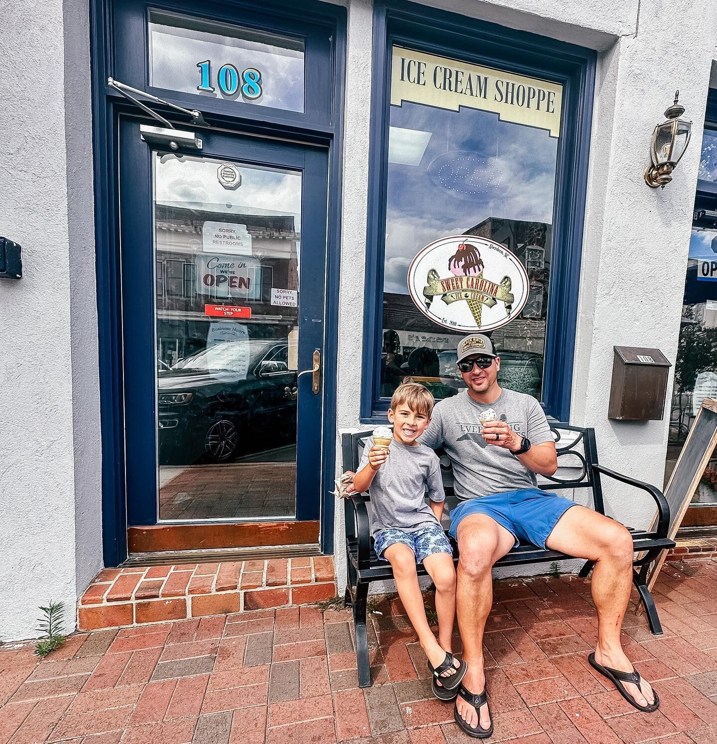 Had a couple cute ice cream dates today at @sweet_carolina_ice_cream 

Perfect Sunday afternoon treat in downtown Aberdeen 🍦 

#downtownaberdeen #followthepines #icecreamsunday #historicdowntown #northcarolina #mooresmallbusiness