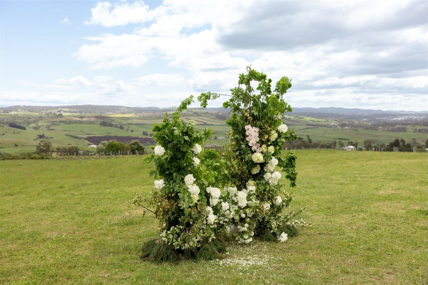 Mik &amp; Chris @senvineyard 

Photography &amp; film @heartandcolour_photography 
Venue @senvineyard 
Flowers @form_floraldesign 
Celebrant @emmarose.weddings 
Catering @flintkitchen 
Hair @juliaralph.hairandmakeup 
MUA @lucycarey_hairandmakeup 
Cak