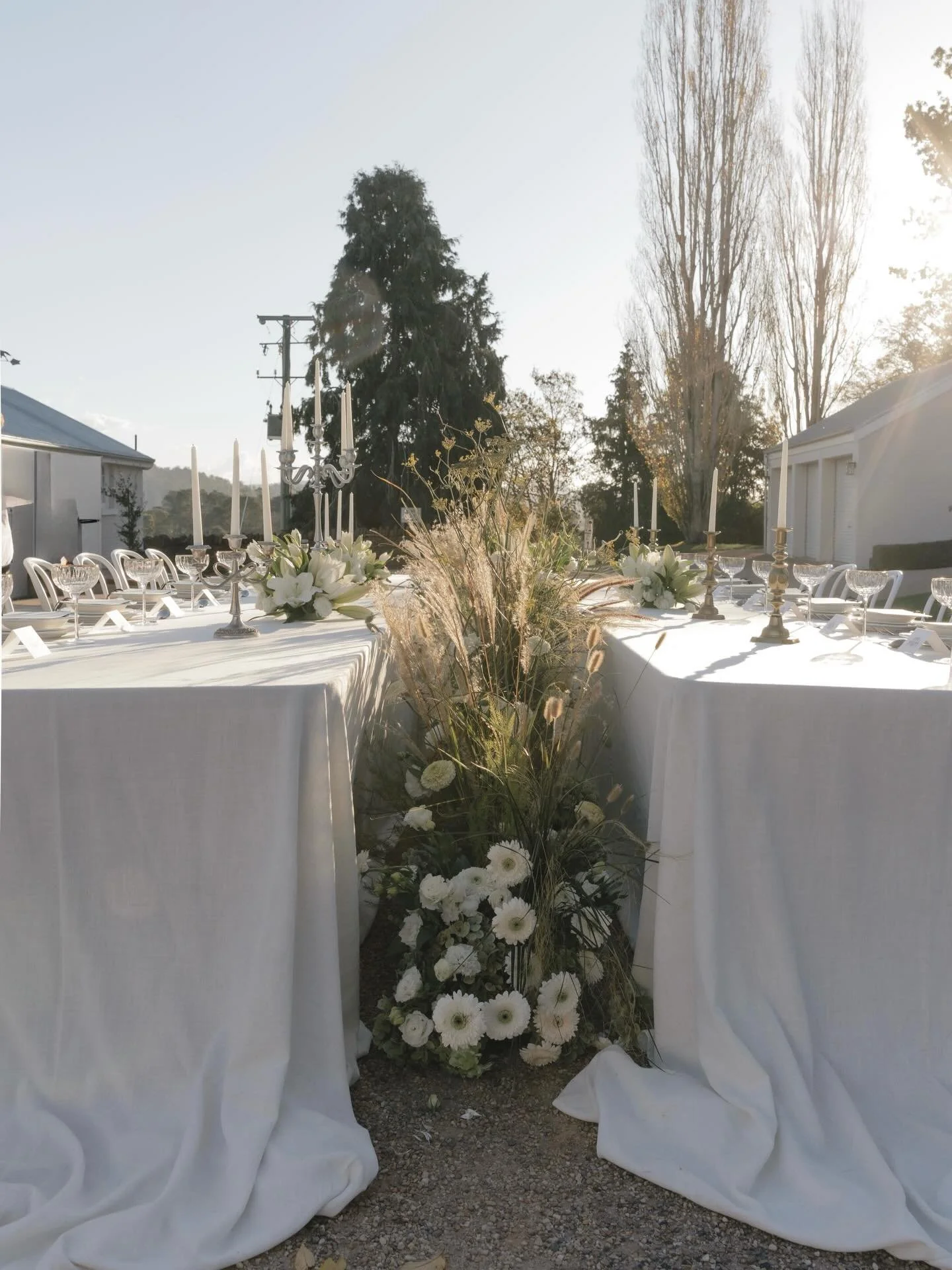 The outdoor dining experience of your dreams @calstockestate1831 

Photography @biancavirtueweddings 
Planning, creative direction, styling &amp; coordination @artaud_and_co 
Floral design @curatebotanica 
Gown- &lsquo;Odette&rsquo; @frahnbridal 
Con