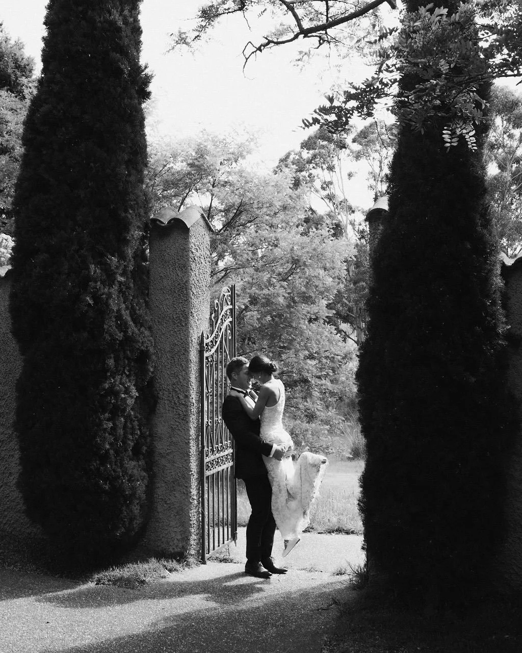 Ruthy &amp; Sam @villa_howden 

Photography @maddiewalshphotography 
Flowers @form_floraldesign 
Stationery @signedbyshaun 
Candlelight @burleighcandleco.tasmania_ 
Linen @clothandconfettihire 
Hire @archive.hire @saltershire @weedinghire 
Main photo