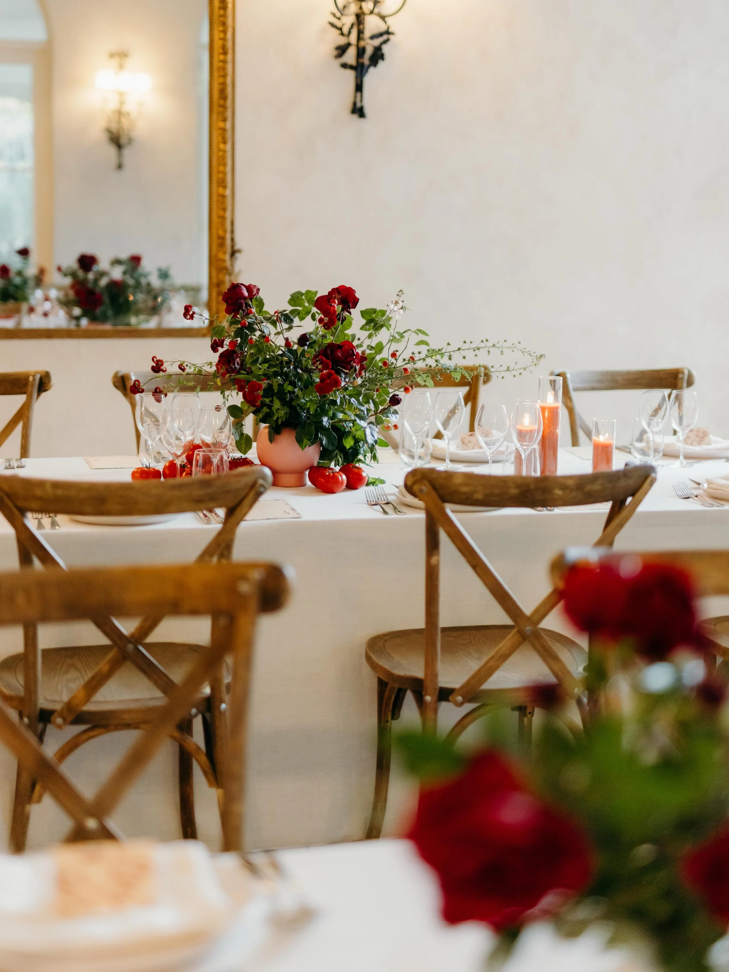 A Tuscan sunset for Emily &amp; Ryan&rsquo;s stunning @villa_howden wedding 

Photography @jessoakenfull 
Flowers @theromantics__ 
Celebrant @rachael_calvert_weddings 
Linen @rendrthelabel 
Catering &amp; tableware @flintkitchen 
Hire @saltershire 
H
