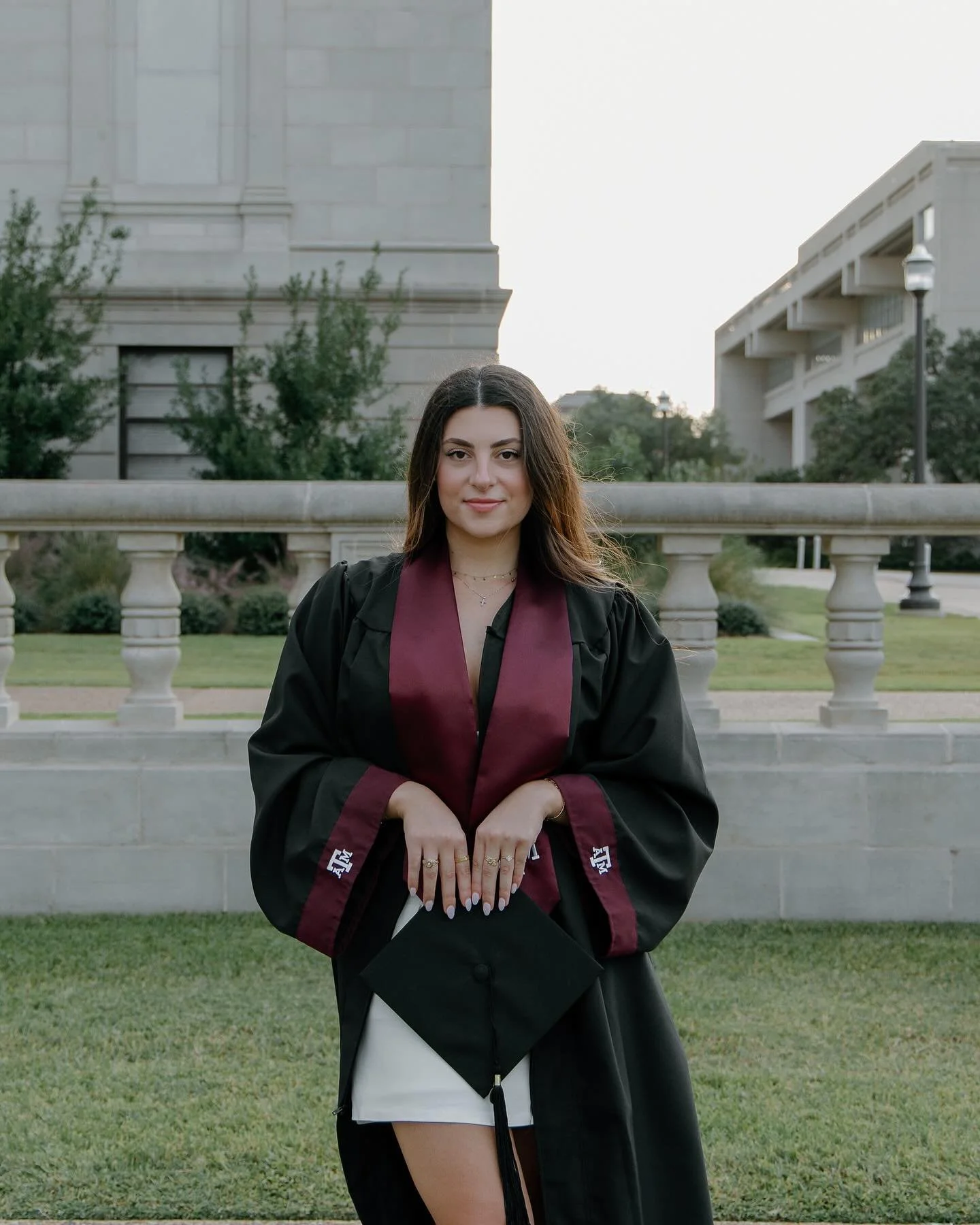 FOUR TIPS I have for grad/senior sessions - 

1. CLOTHES - I always recommend to wear light colors (or a school color) to contrast w your stole/robe - white is a safe favorite. Avoid patterns. 2nd outfits are always a yes from me - the perfect opport