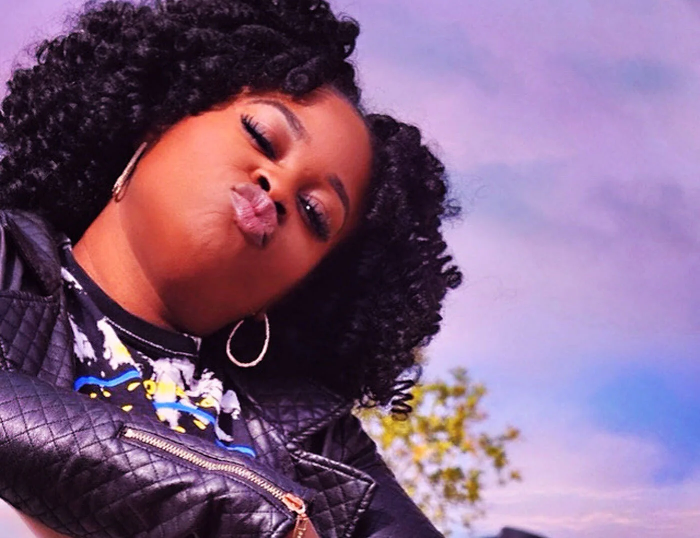 T'Via Foretells Future Flexing on "10"