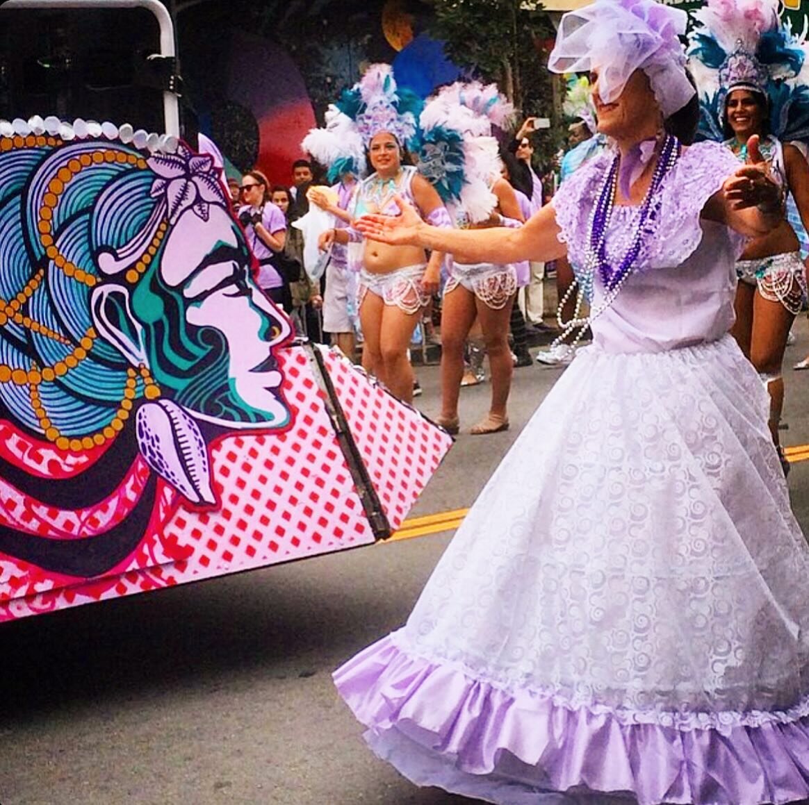 Join Sambaxe&rsquo;s Ala das Baianas (Baianas section) 

💢The &ldquo;ala das baianas&rdquo; is one of the most important wings of a samba school parade, composed of ladies dressed in traditional clothes that honor old aunts of the first groups of Ba