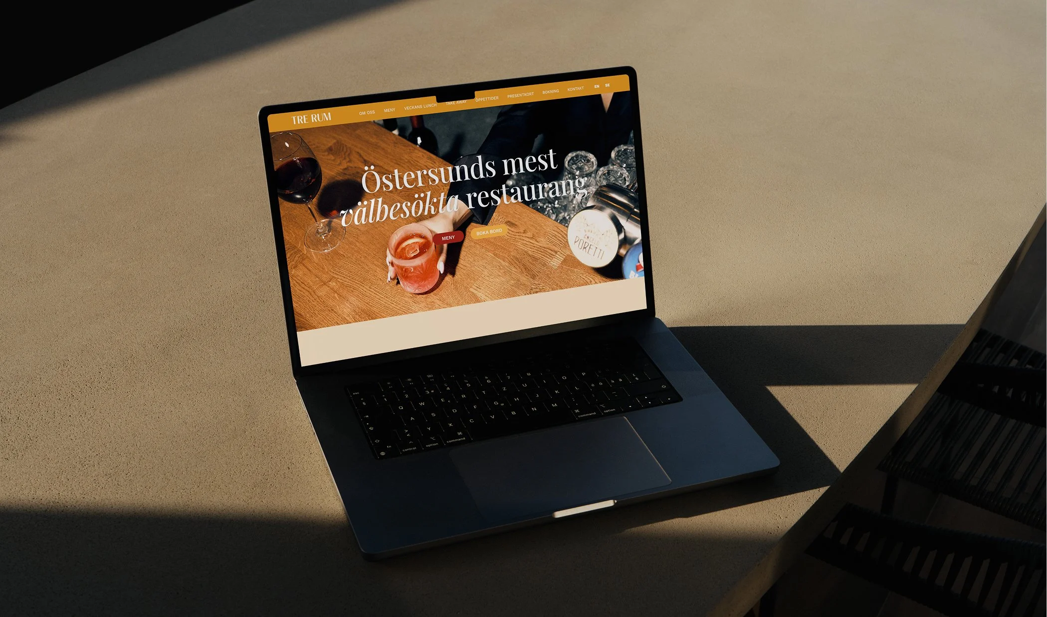 En bärbar dator som visar en webbplats för en restaurang i Östersund, där det står 'Östersunds mest välbesökta restaurang'.