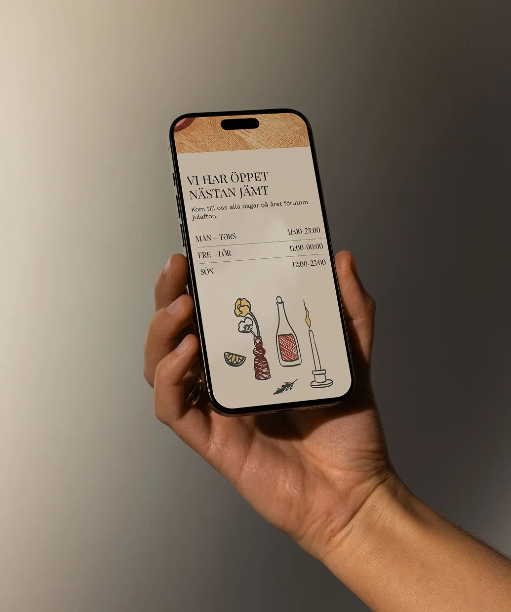 En person håller en smartphone som visar en öppettidssida för en restaurang eller bar, med texten "Vi har öppet nästintill jämt", och öppettider för måndag till söndag. Det finns också illustrationsbilder av mat och dryck, inklusive en flaska, en kuvert, en ljuslykta och en skiftnyckel.