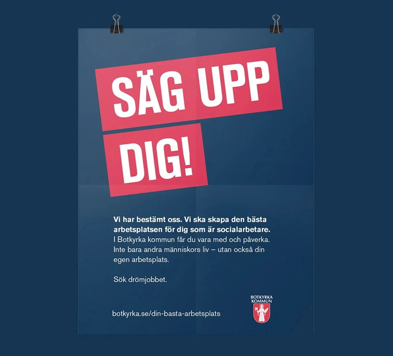 Posters med texten 'Säg upp dig!' och information om att Botskyrka kommun vill skapa den bästa arbetsplatsen för socialarbetare och uppmana att söka drömjobbet.