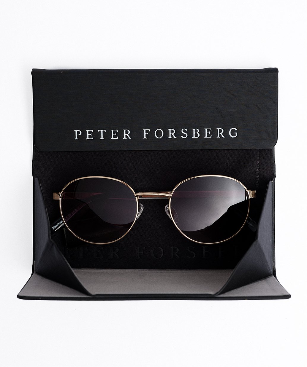 Sunglasses i ett svart fodral från Peter Forsberg