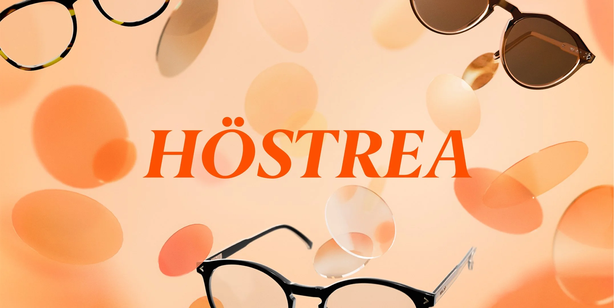 Texten "HÖSTREA" på en bakgrund av flygande solglasögon och glasögonramar
