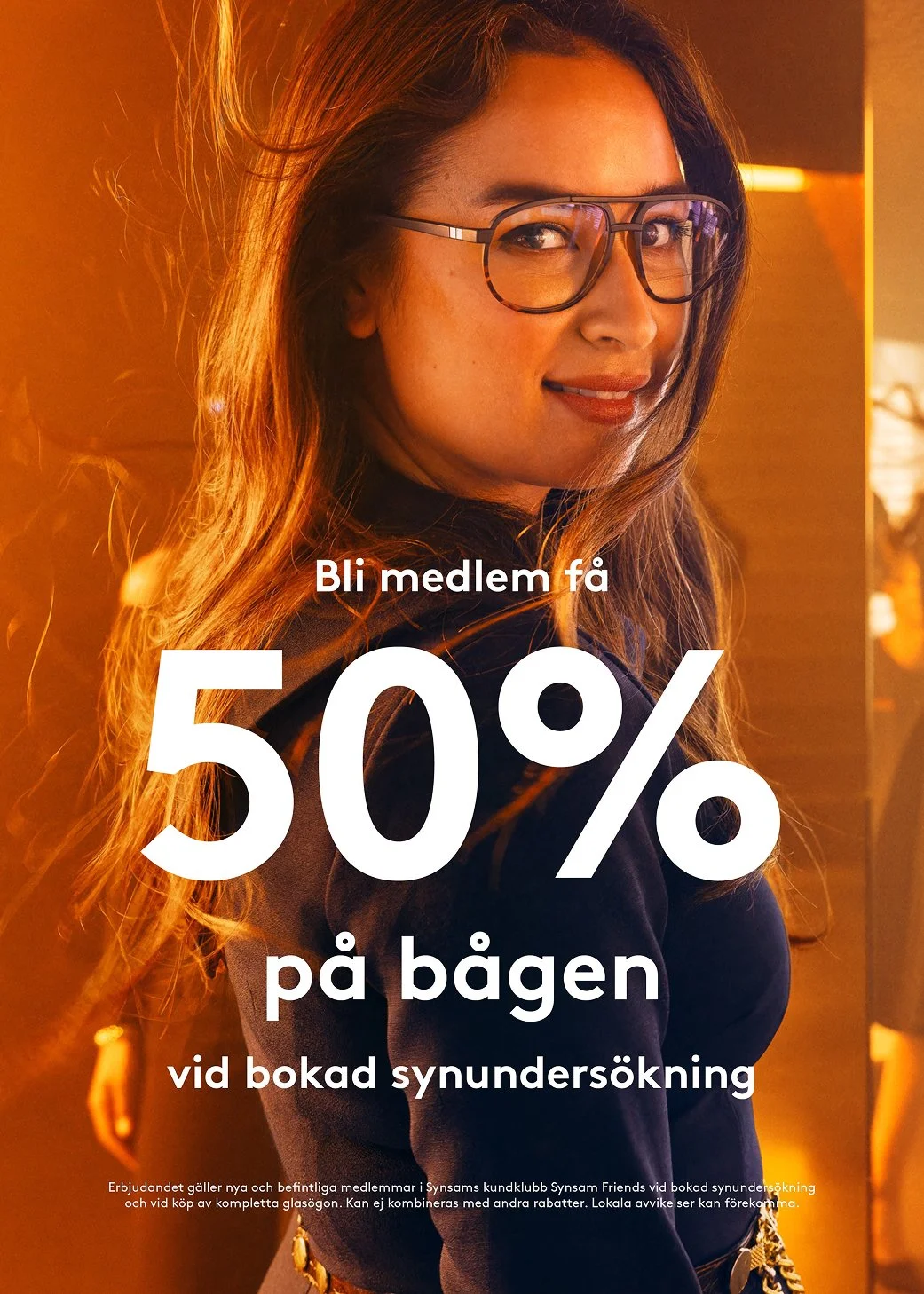 En ung kvinna med långt, lockigt hår och glasögon som ler mot kameran. Bakgrunden är varm och ljus. Text på bilden: 'Bli medlem få 50% på bågen vid bokad synundersökning'.