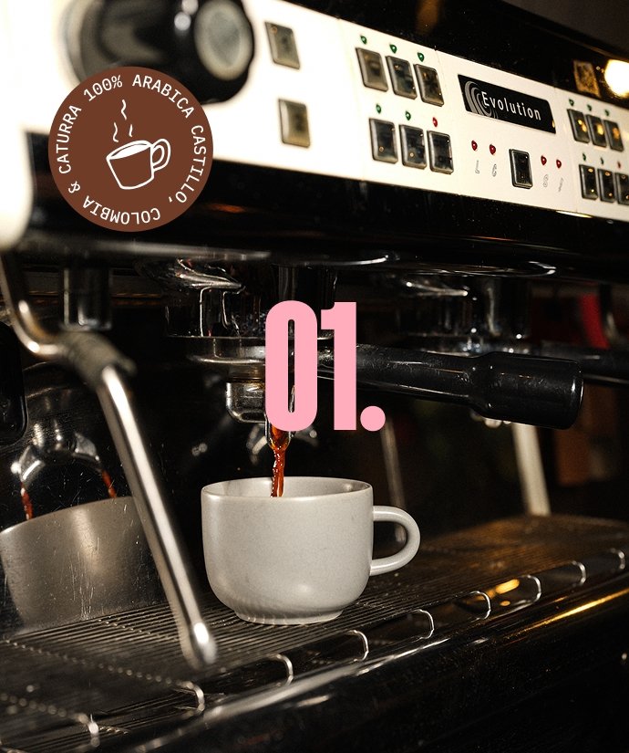 En espresso maskin som brygger kaffe i en vit kopp. En sticker med text om 100% arabiska kaffebönor. Stor rosa text med siffran "01".