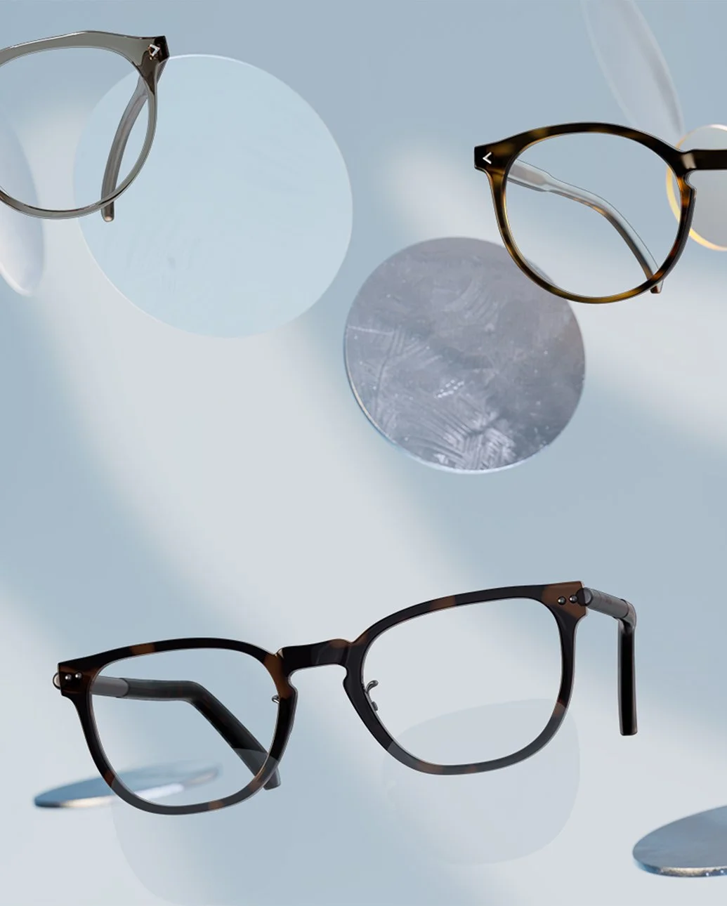 Tre par glasögon av olika stilar på en ljus bakgrund med reflektioner av ljus och cirklar av glas ger mig en översikt.