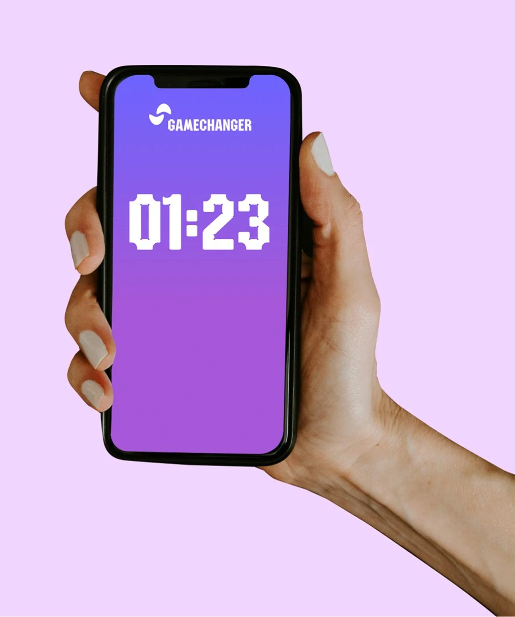 En hand håller en smartphone med en app som heter 'GAMECHANGER' som visar en timer på 1 minut och 23 sekunder, mot en ljuslila bakgrund.