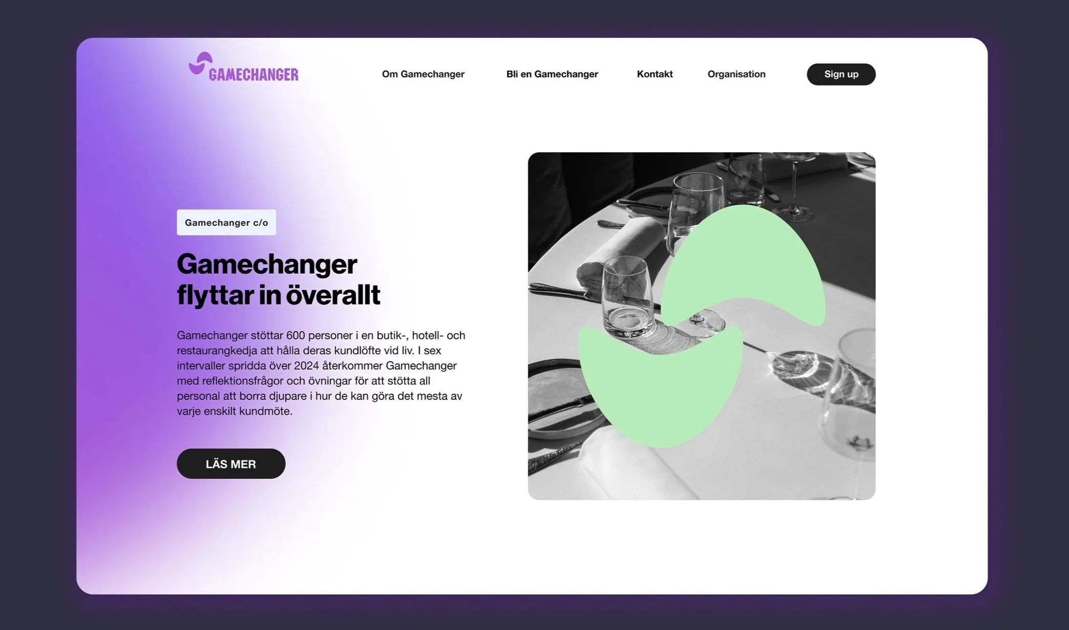 En webbplats för Gamechanger med information om deras verksamhet, inklusive stöd för 600 personer i hotell- och restaurangkedjor, och en knapp för att läsa mer. Webbsidan har en mörk bakgrund med en ljus del för text och bild.
