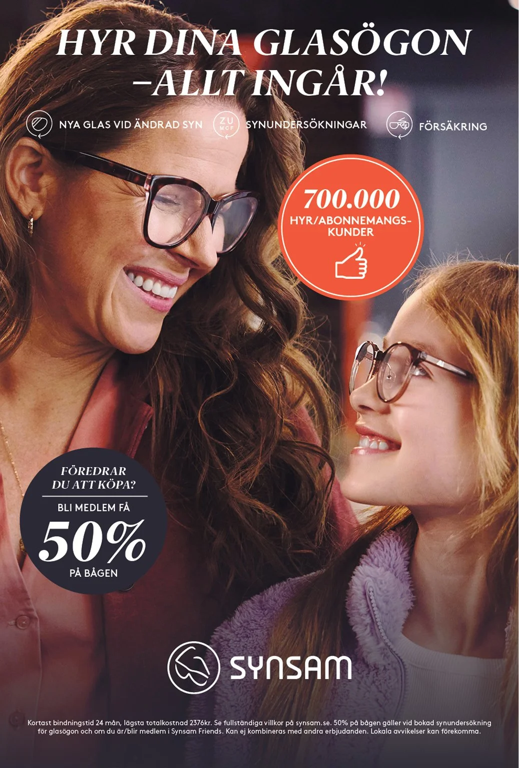 En kvinna och ett barn, båda med glasögon, ler och tittar på varandra i en reklam för synstjänster. Texten nämner hyra glasögon, synundersökningar, försäkring och medlemskap. Det finns en stor röd cirkel med text om 700 000 hyres- och abonnemangskunder, samt en svart cirkel med erbjudande om 50% rabatt för medlemmar.