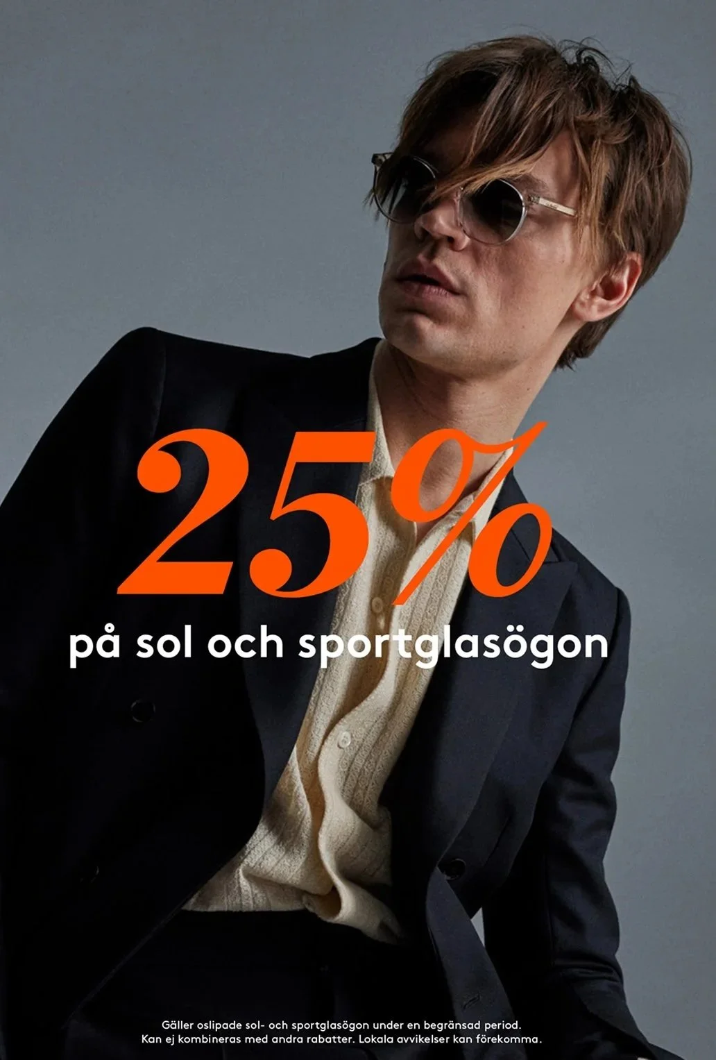 En person med solglasögon och mörka kläder framför en grå bakgrund. Text om 25% rabatt på sol- och sportglasögon.