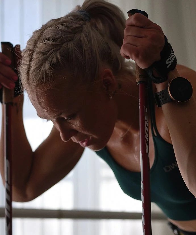 En kvinna som tränar indoor curlingspår med stavar.