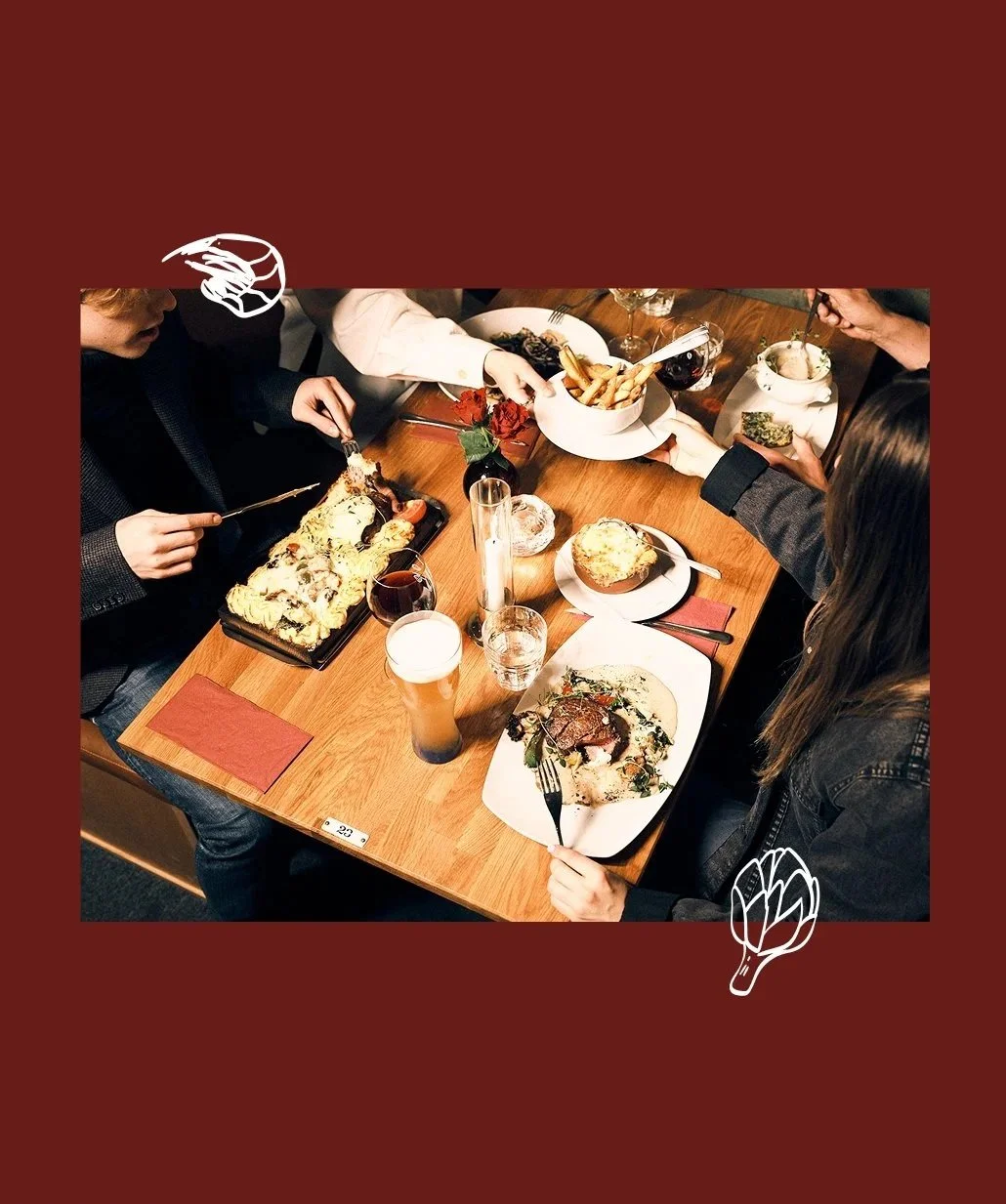 En grupp människor äter middag tillsammans vid ett bord med olika rätter, glas drycker och dekorationer.