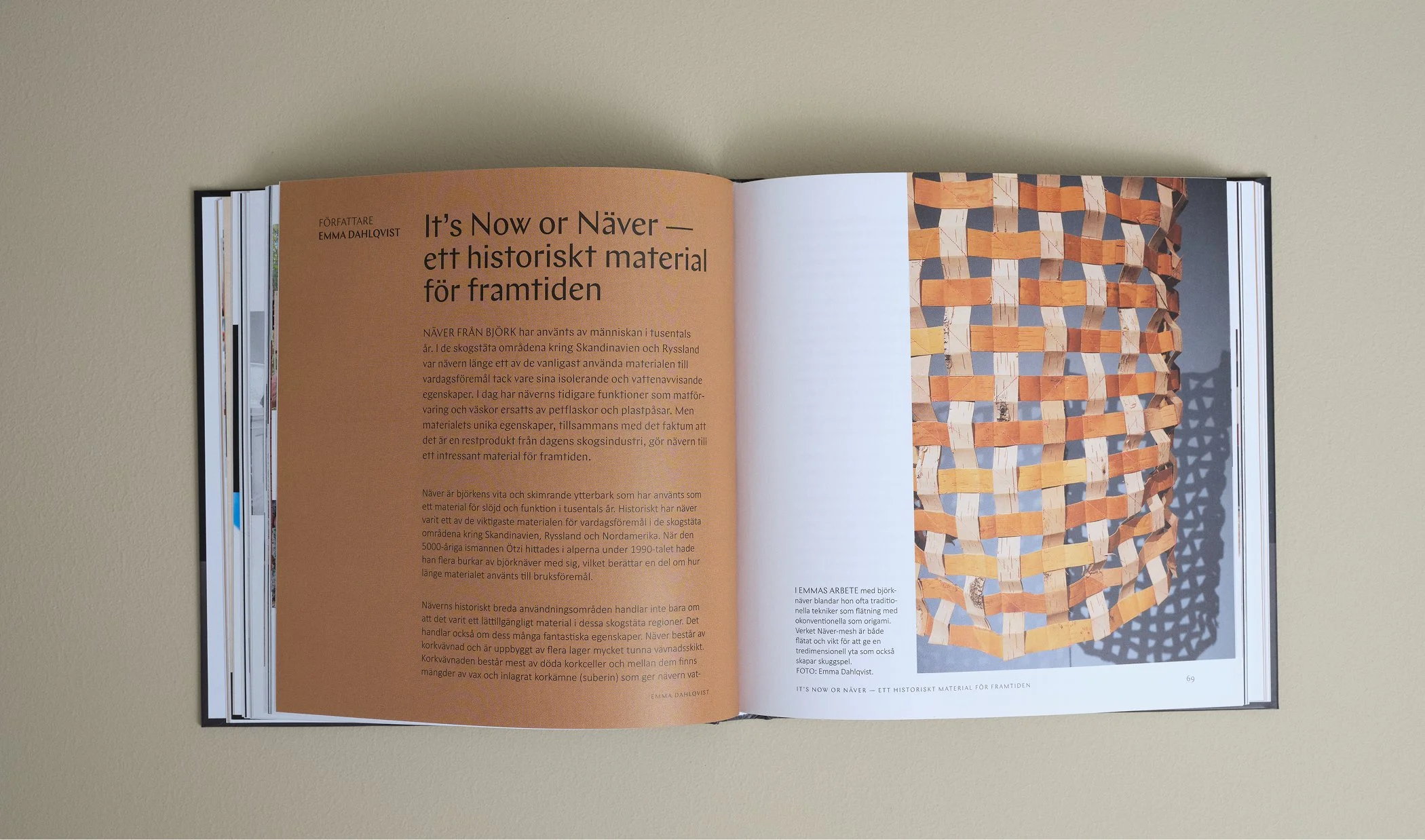 Öppnad bok som visar ett sidor med en text på vänstra sidan och ett foto av ett vävliknande träarbete på högra sidan.