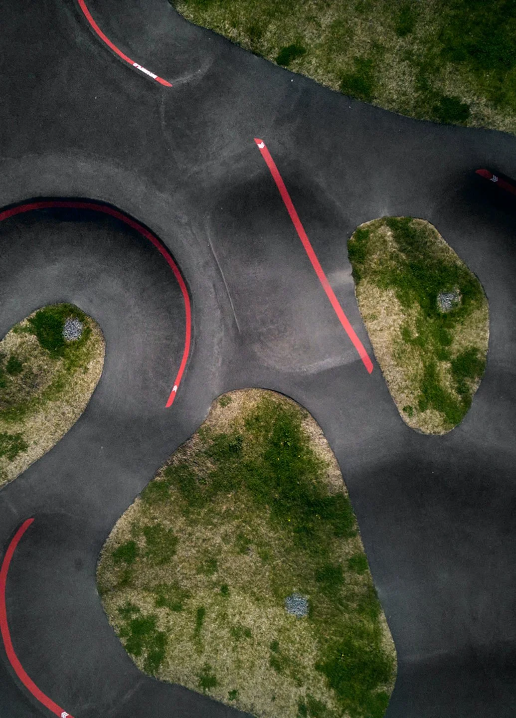 Fyrhjulingbana med ovala och cirkulära kurvor och gröna öar i mitten.