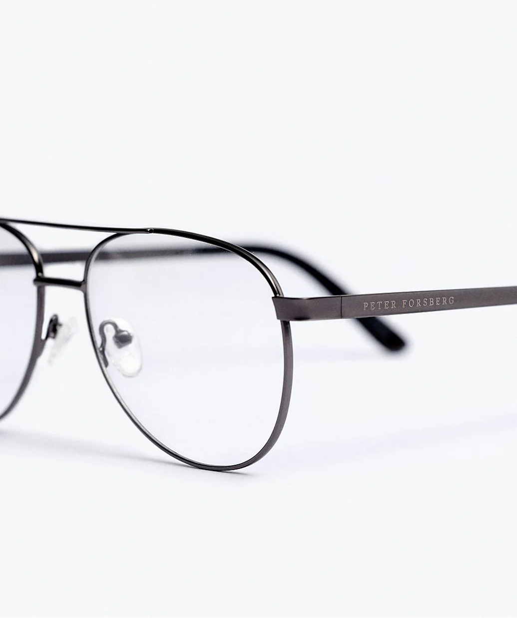 Ett par svarta glasögon av märket Peter Forsberg på en vit bakgrund.