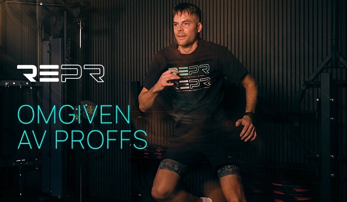 En man i träningskläder gör ett tränings- eller stretchövning i ett gym, med texten 'OMG! VÄN AV PROFFS' på bilden.