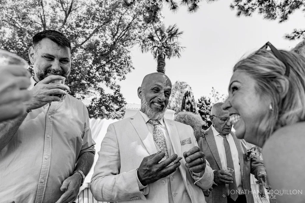 Rire lors d'un mariage en petit comité à La Rochelle