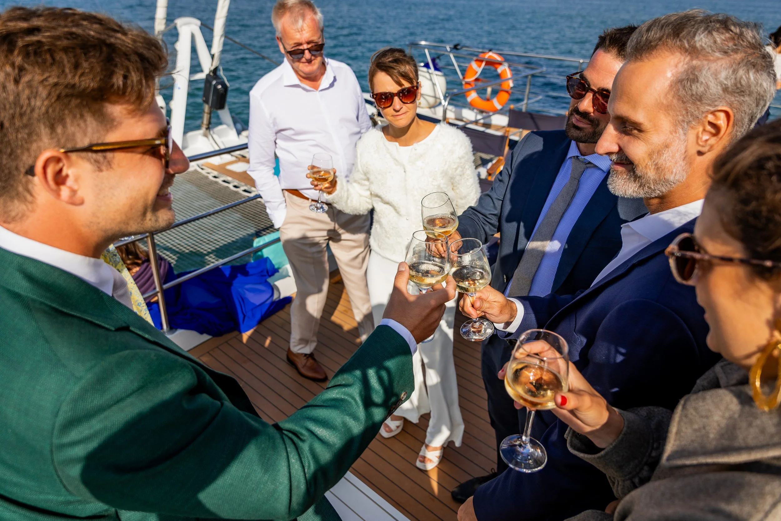 Mariage intime sur la mer en bateau