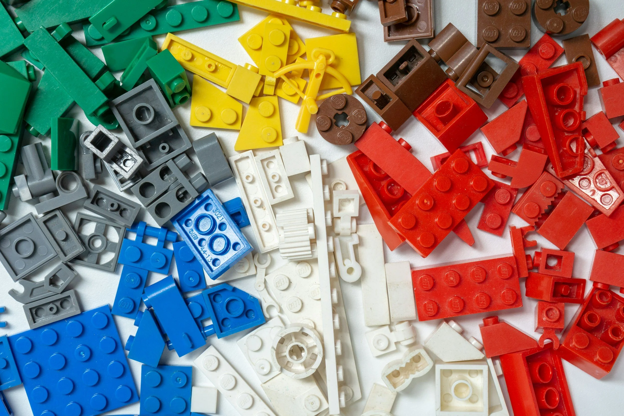 Legobitar i olika färger