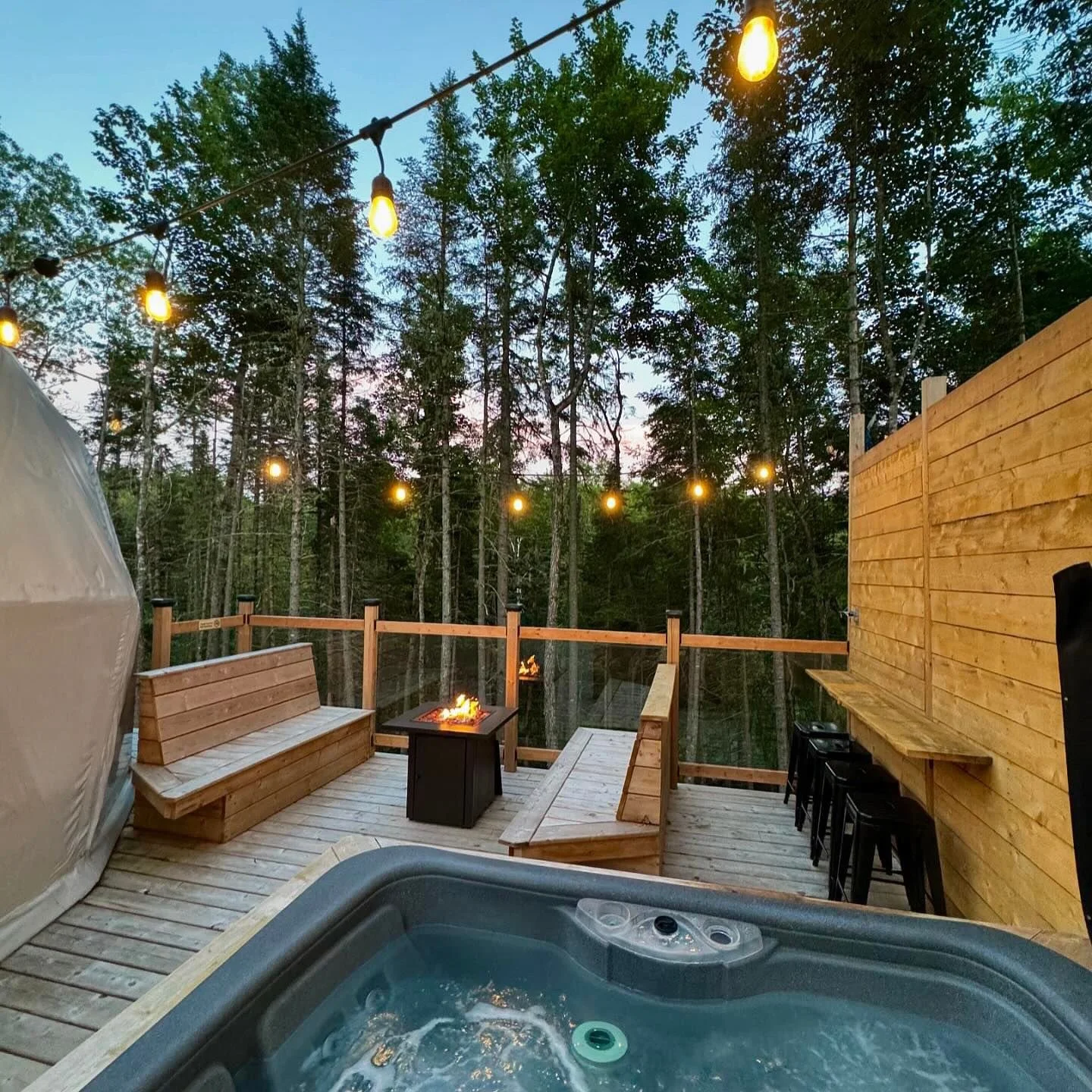 Hot tub & Fire table + seating