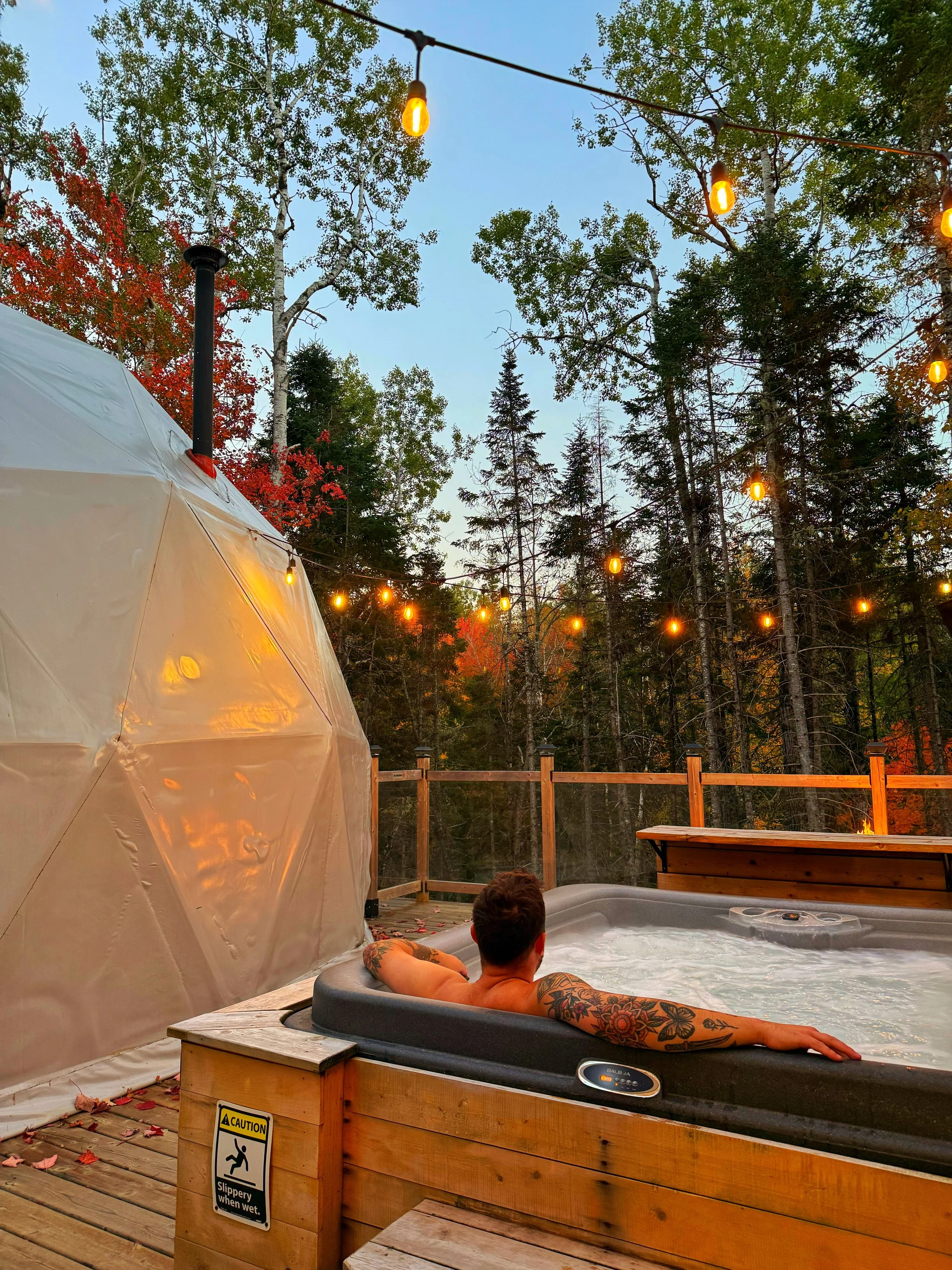 Hot tub & Fire table + seating