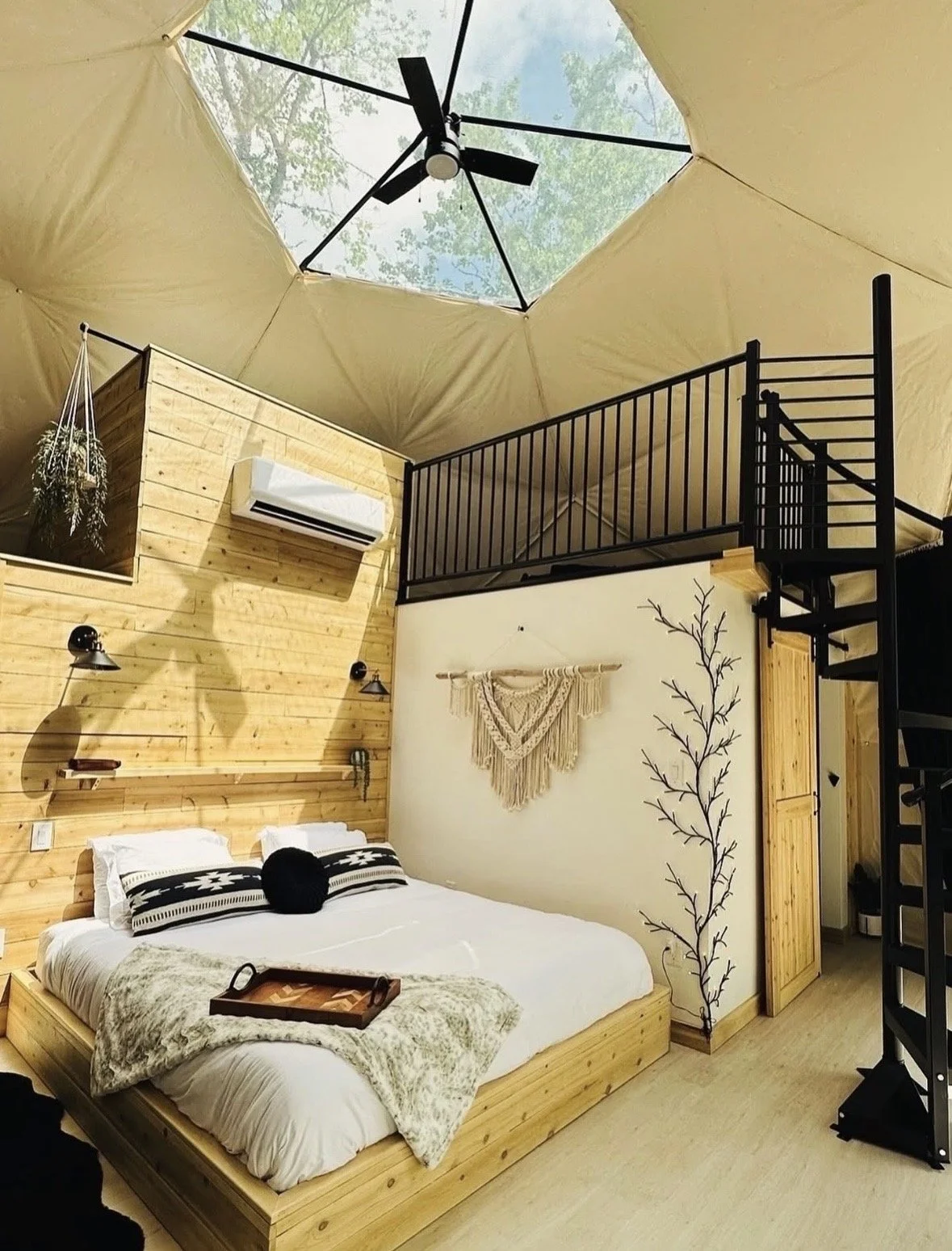 Main floor - King bed