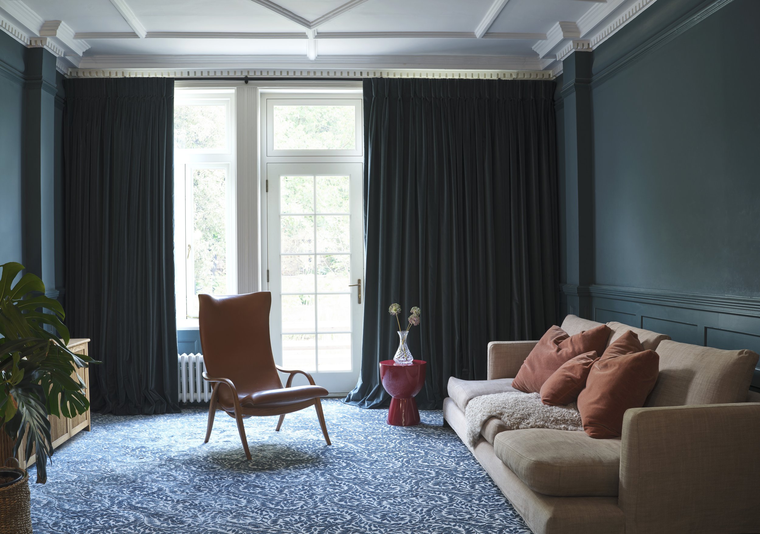 3427_ROOMSHOT_PEMBA PATTERNED CARPET_SILVERDARKBLUE_ret.jpg