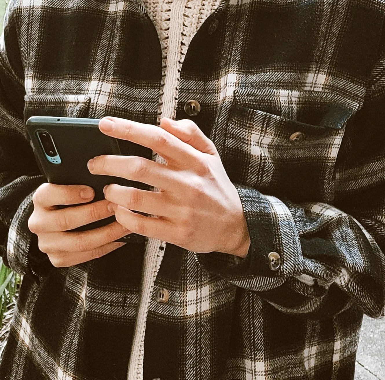 Frau mit Smartphone in der Hand