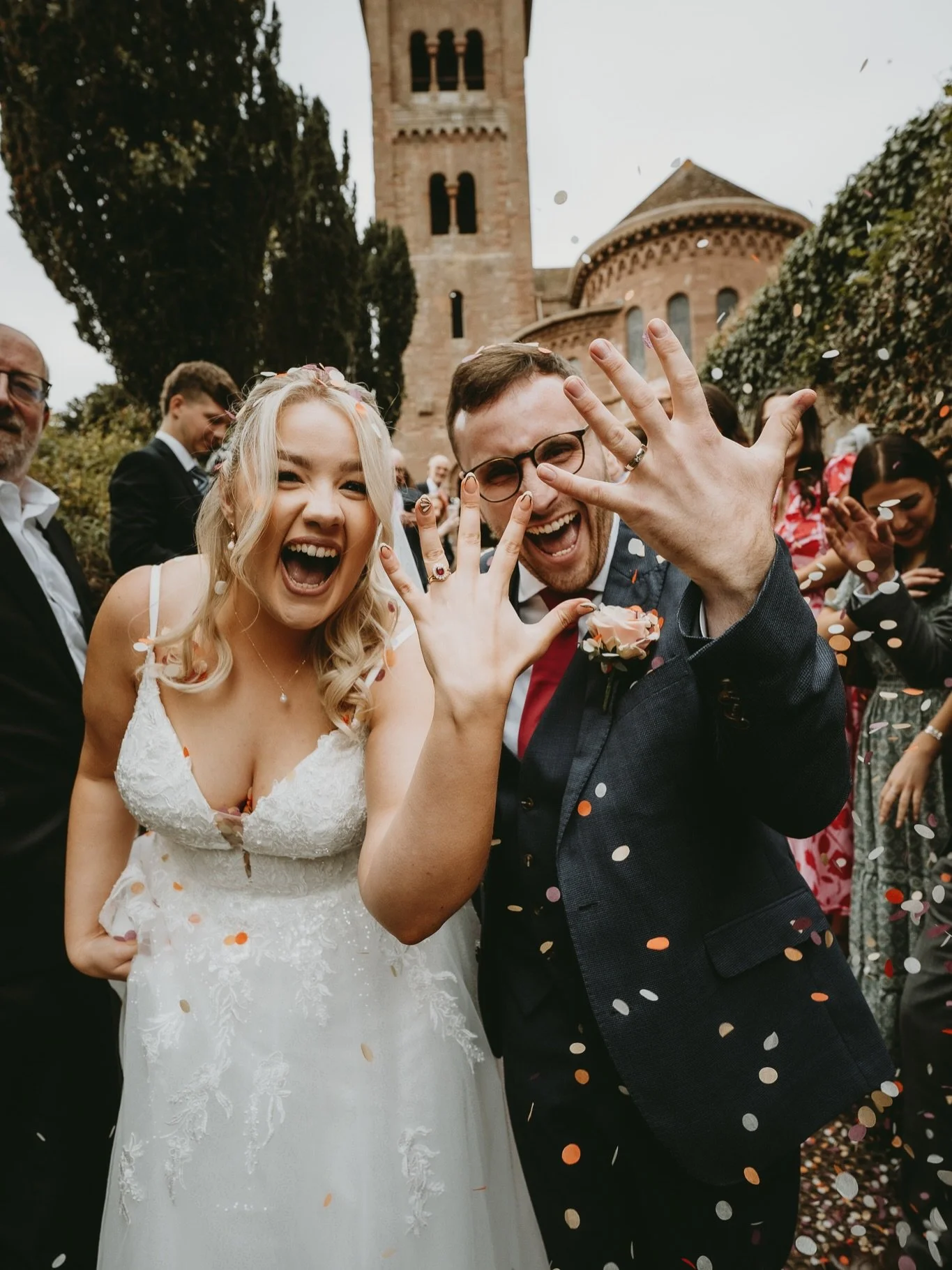 Alice &amp; Max! A truly epic day of celebration at @the_haybarn_herefordshire complete with a small army of chickens &amp; a very friendly donkey (donkey pictures coming soon) 🫏

#weddingphotography