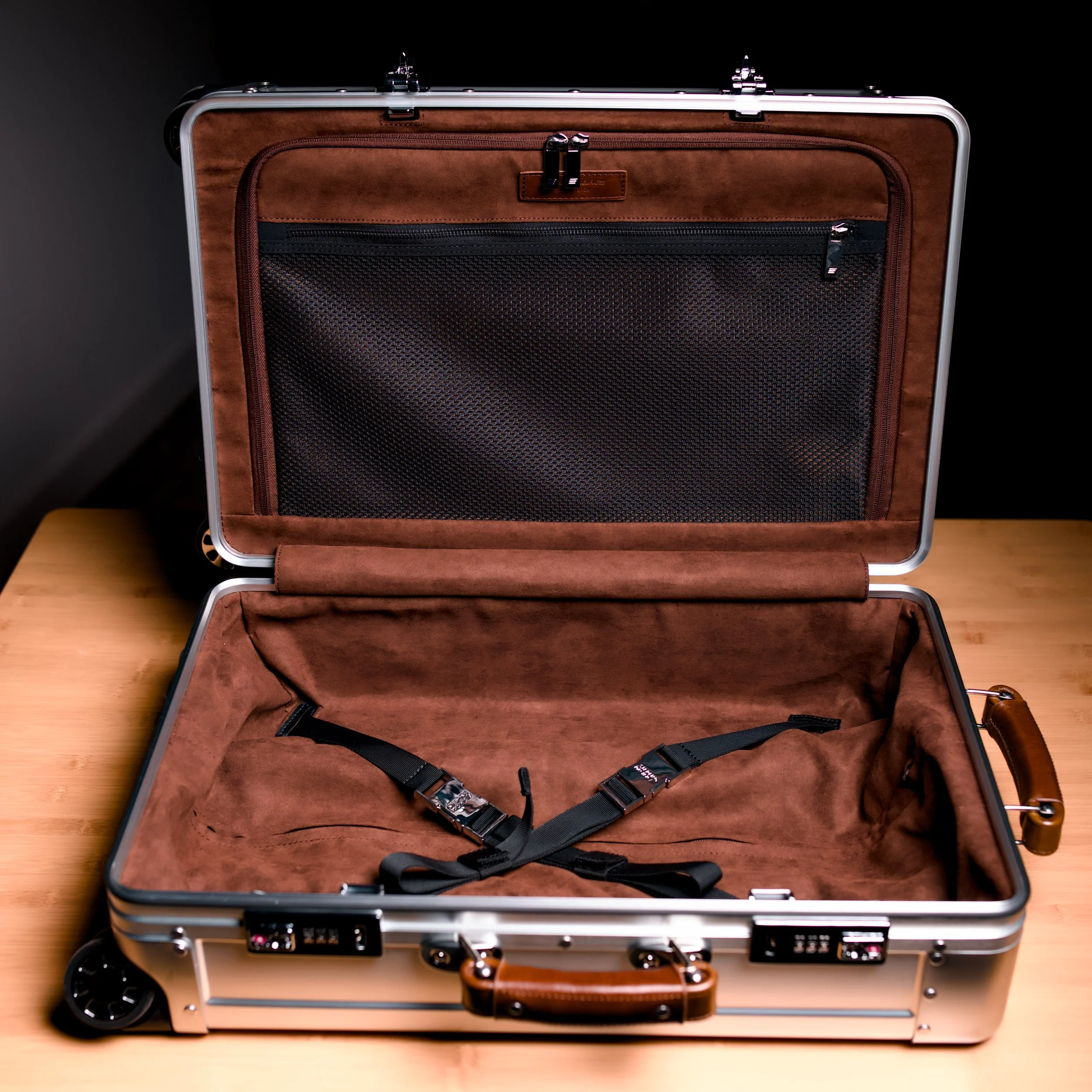 Sterling Pacific 40L Clamshell Opening