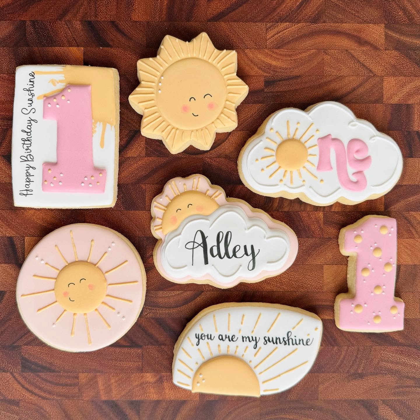 A very sweet 1st birthday to an even sweeter lil’ sunshine ☀️
Custom matching sugar cookies, smash cake, and cupcakes…this was such a fun theme!
I would love to create something special for your next celebration 💕
#saltedsweetsbykeel